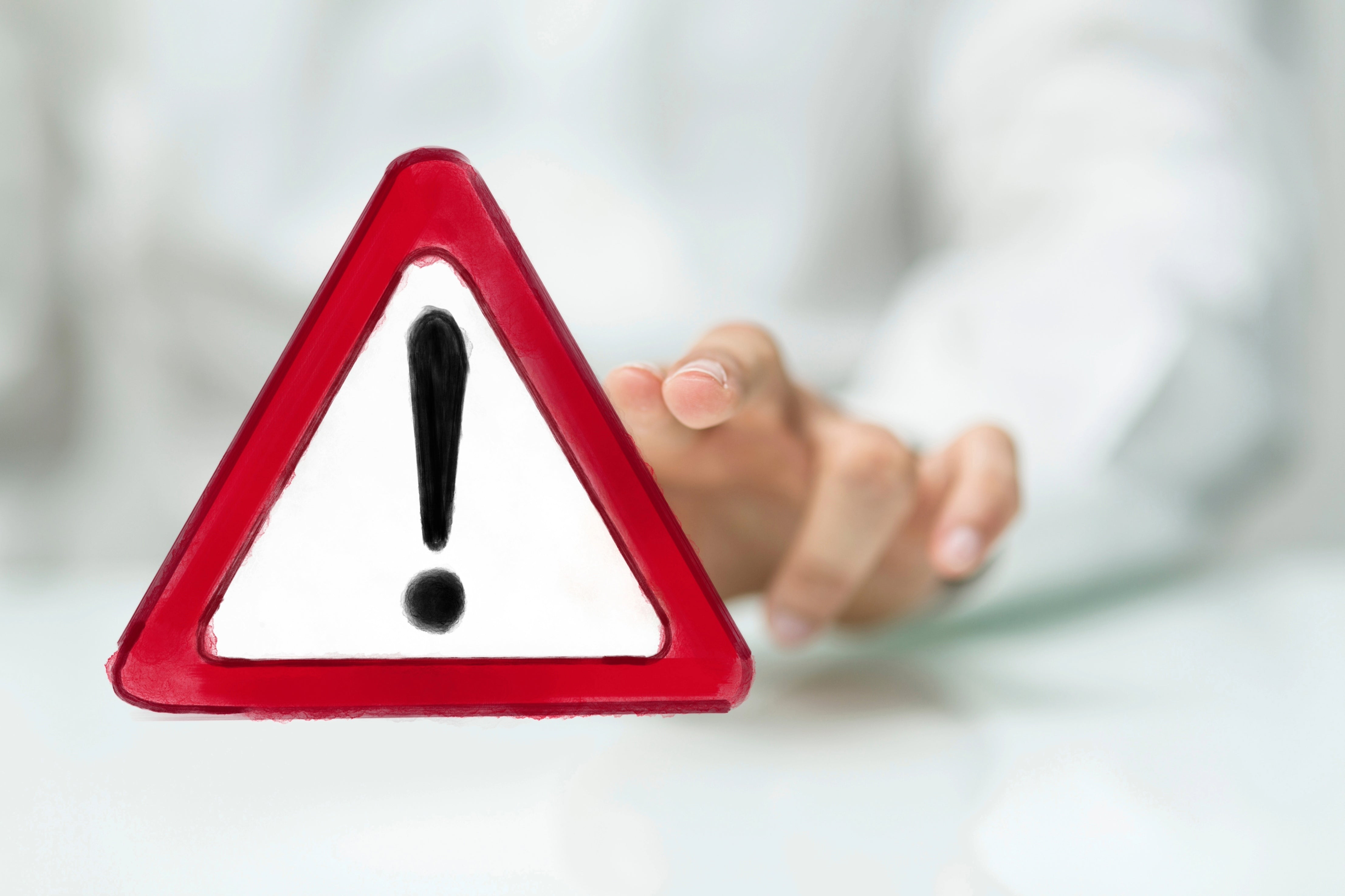 Großes weiß-rotes "Achtung"-Gefahrenschild mit Ausrufungszeichen