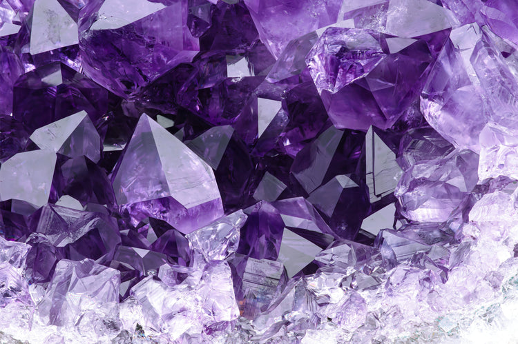 Nahaufnahme von lila Amethyst-Kristallen