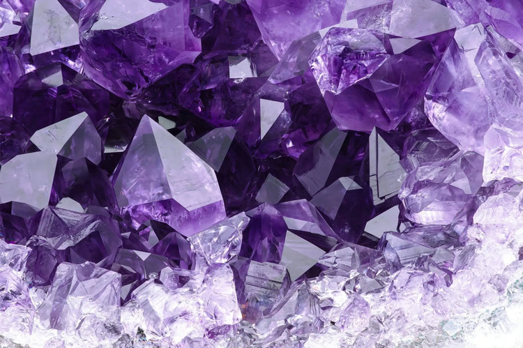 Nahaufnahme von lilafarbenen Kristallen (Amethyst)