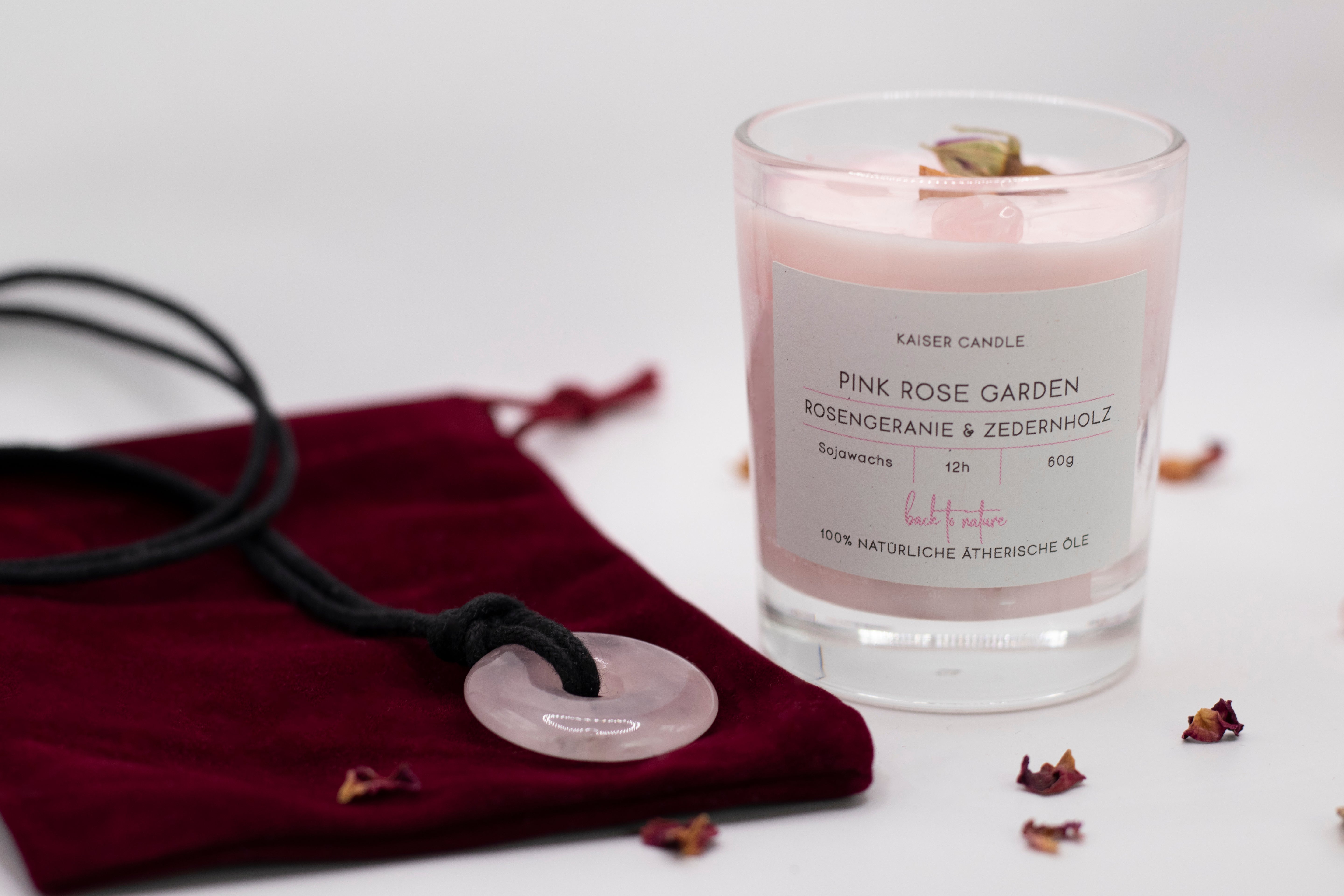 Pink Rose Garden Valentinstag Geschenkset – Duftkerze mit Rosenquarz & Rosenquarz Donut Anhänger
