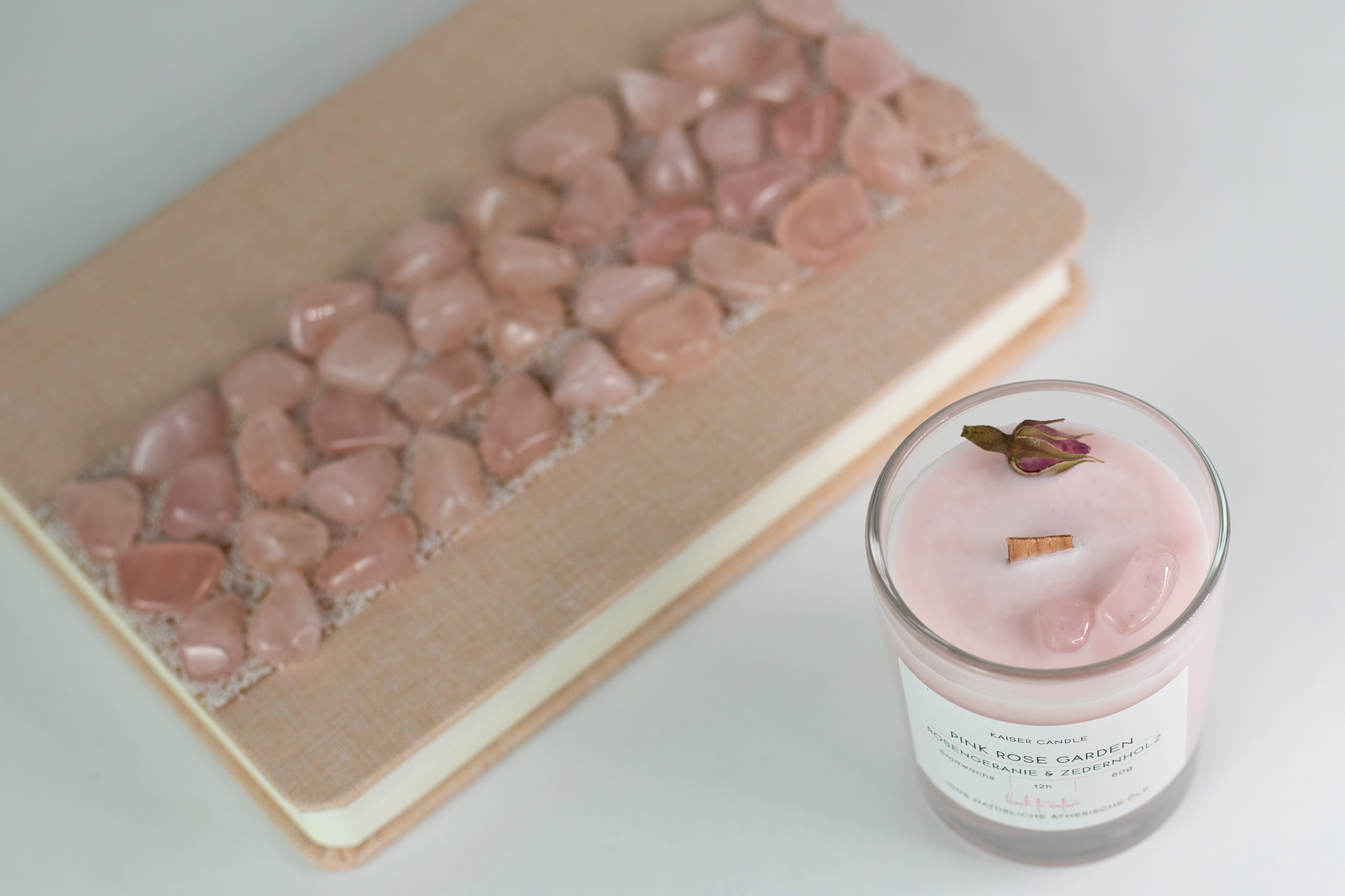 Heart Energy Set - Pink Rose Garden Duftkerze 60 g & Notizbuch mit Rosenquarz
