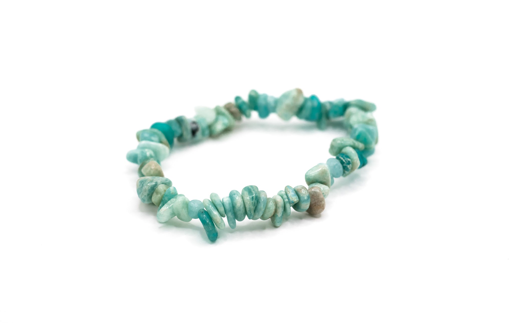 Amazonit Edelstein Splitterarmband flexibel in grünblauer Farbe, mit geschliffenen Trommelsteinen und dehnbarem Gummiband für angenehmen Tragekomfort.