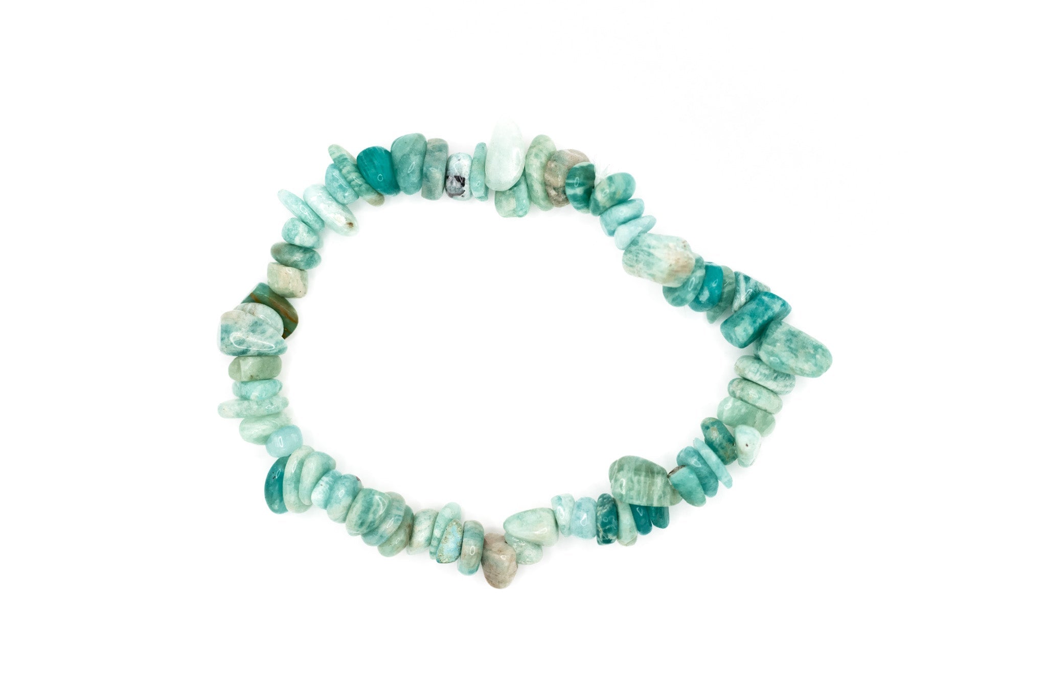 Amazonit Edelstein Splitterarmband flexibel in grünblauer Farbe, mit geschliffenen Trommelsteinen und dehnbarem Gummiband für angenehmen Tragekomfort.