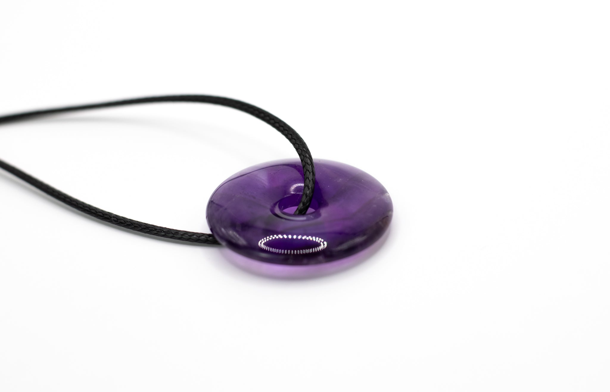Amethyst Donut Anhänger Ø 30 mm mit geflochtener Baumwollkette und Karabinerverschluss, fördert geistige Klarheit, inneren Frieden und Meditation
