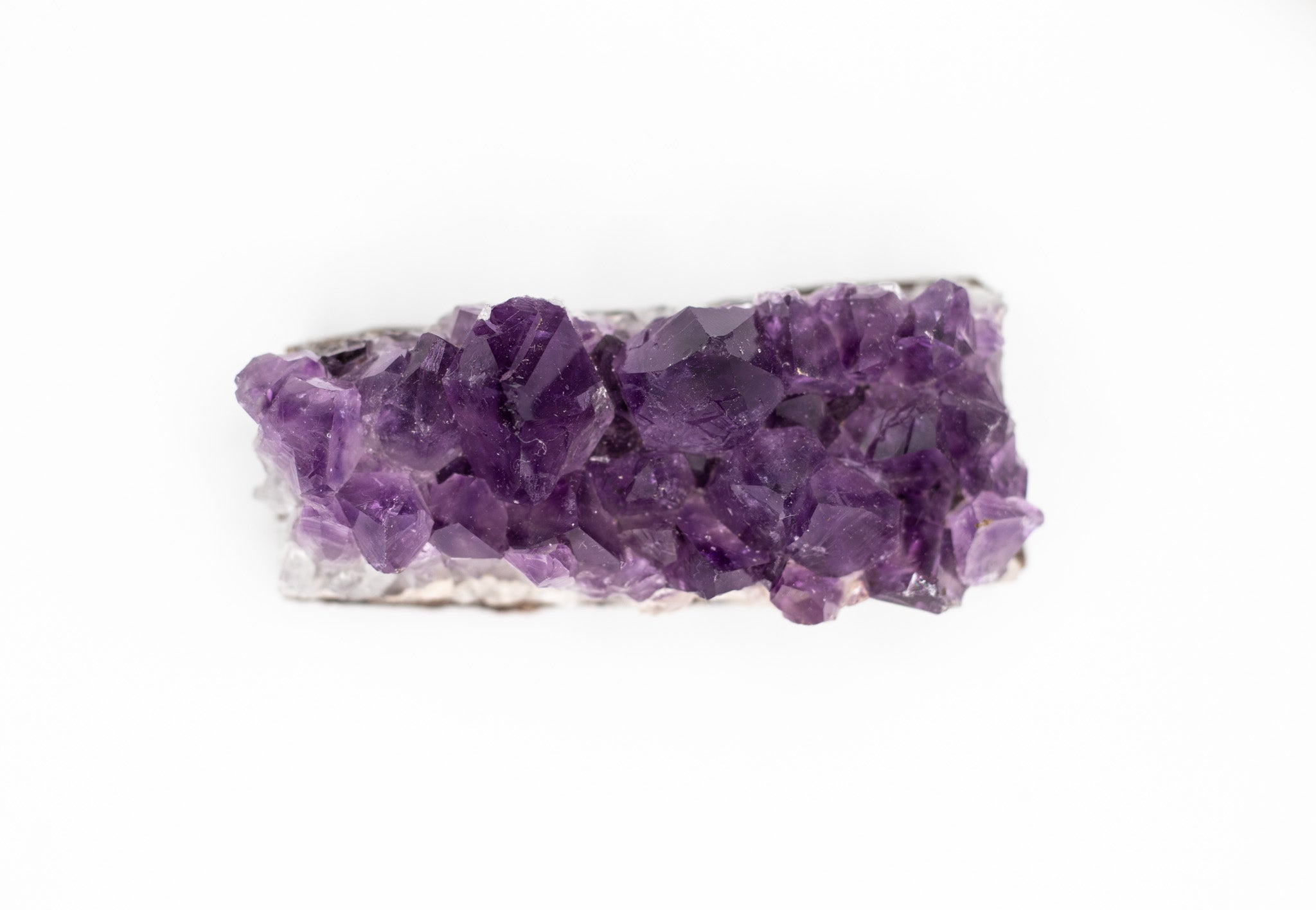 Entdecke diese Amethyst Stufe in AA-Qualität, 110-120 g. Einzigartiges Sammlerstück mit intensiver violetter Farbe, fördert innere Ruhe und geistige Klarheit. Ideal als dekorativer Blickfang oder spirituelles Werkzeug.