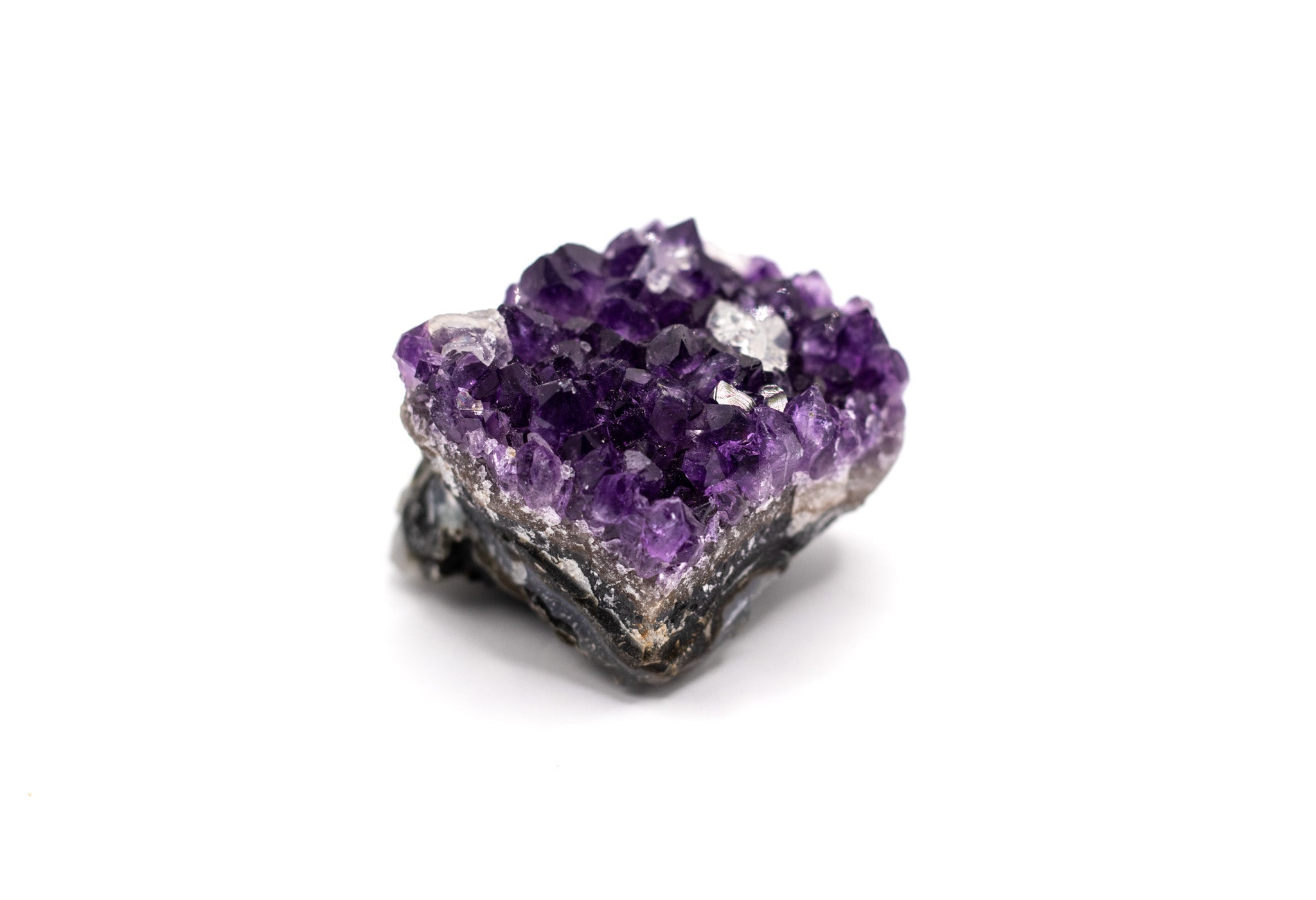 Amethyst Stufe mit intensiver, violetter Farbe, 50-60 g, aus AA-Qualität – einzigartiges Sammlerstück und dekorativer Blickfang.