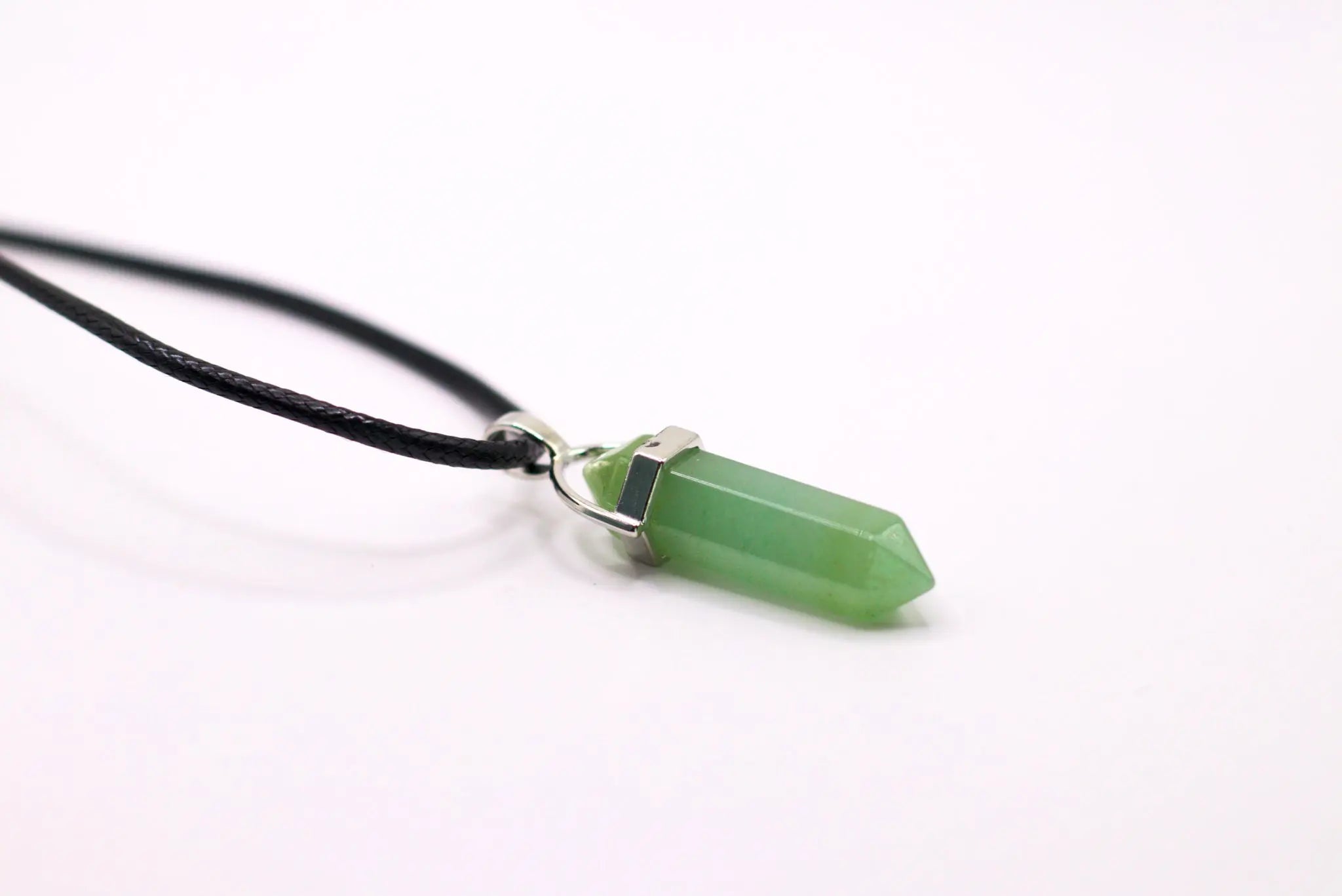 Aventurin grün Anhänger Doppelspitze mit geflochtener Baumwollkette und Karabinerverschluss, fördert Glück, Selbstvertrauen und emotionale Ausgeglichenheit