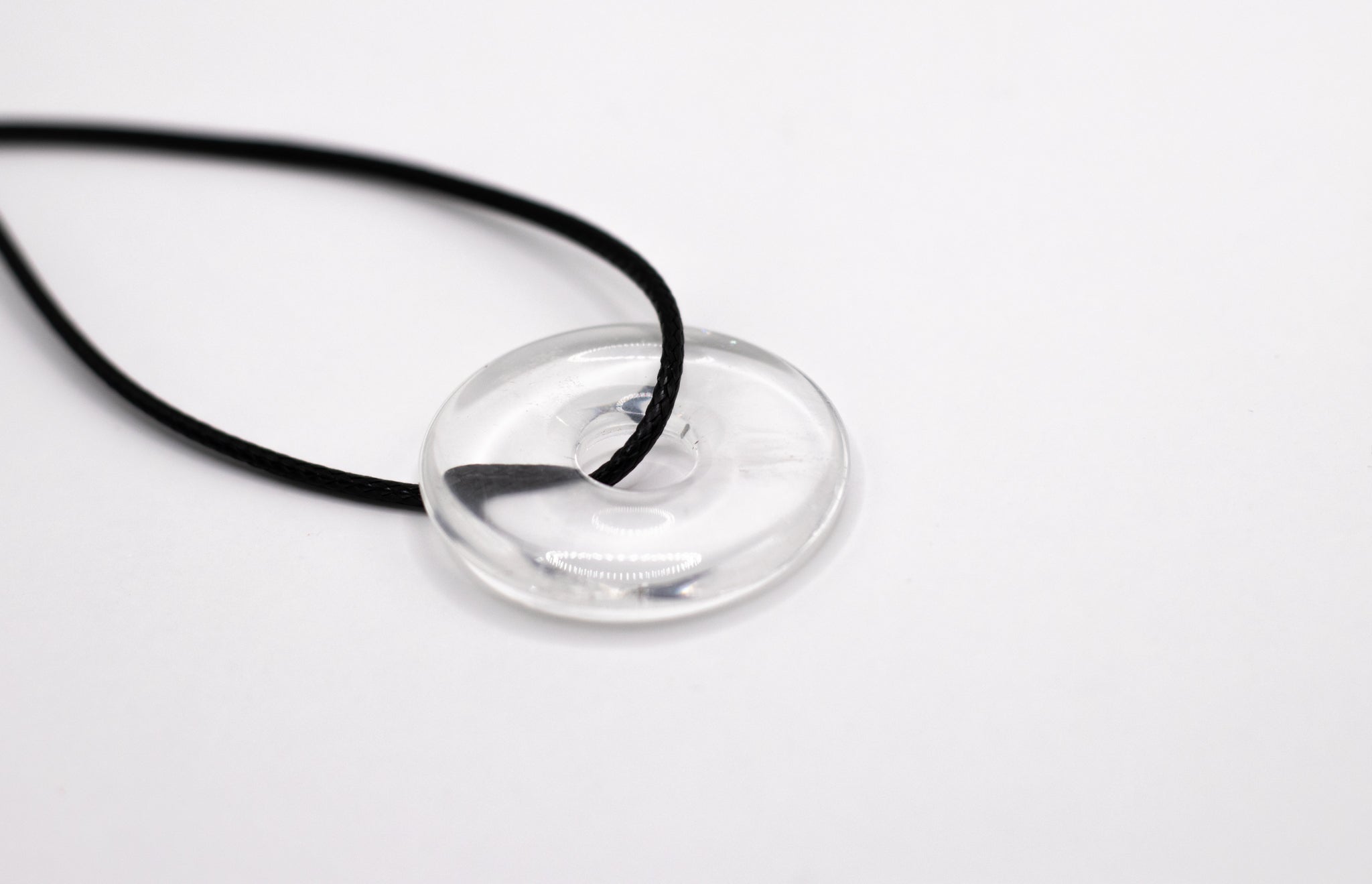 Bergkristall Donut Anhänger Ø 30 mm mit geflochtener Baumwollkette und Karabinerverschluss, reinigend und fokussierend