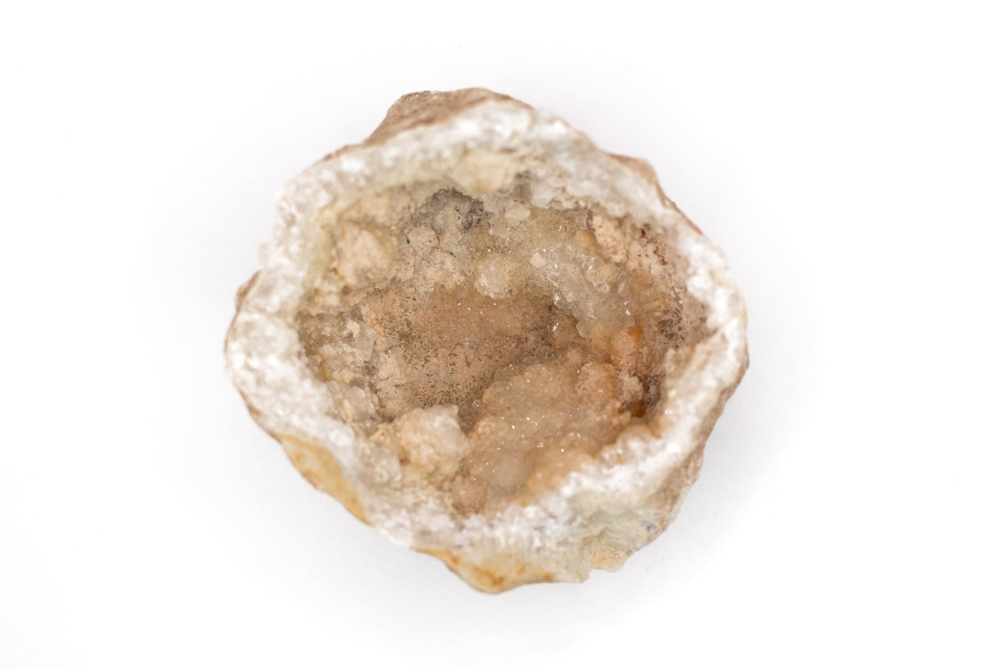 Naturbelassene Bergkristall-Druse mit klarem, einzigartigem Aussehen und Durchmesser von 70-85 mm. Ideal als dekoratives Highlight oder energetisches Werkzeug.