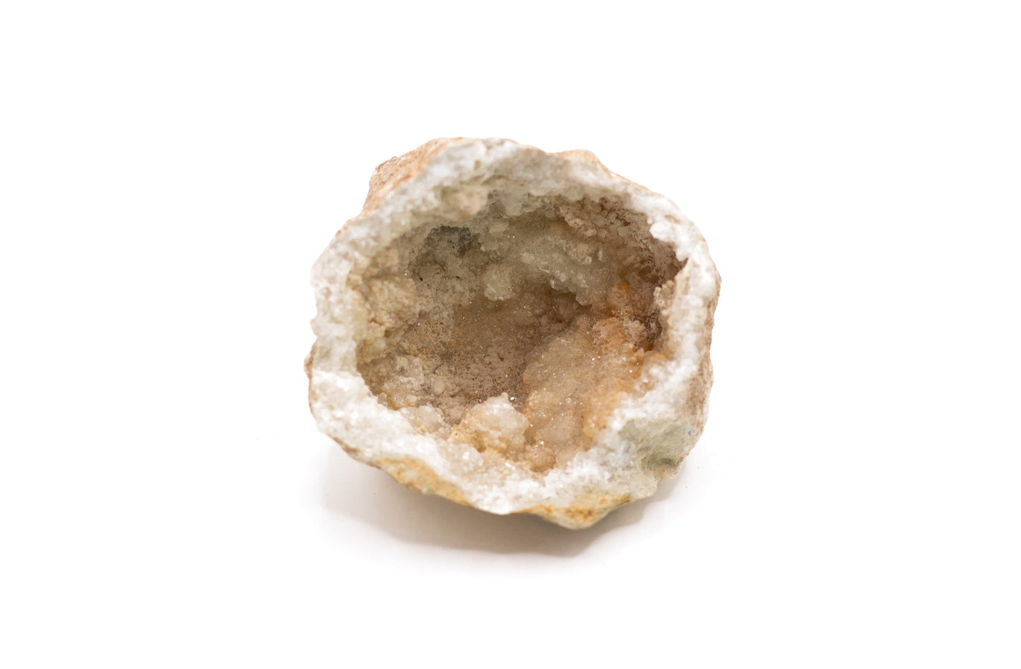 Naturbelassene Bergkristall-Druse mit klarem, einzigartigem Aussehen und Durchmesser von 70-85 mm. Ideal als dekoratives Highlight oder energetisches Werkzeug.