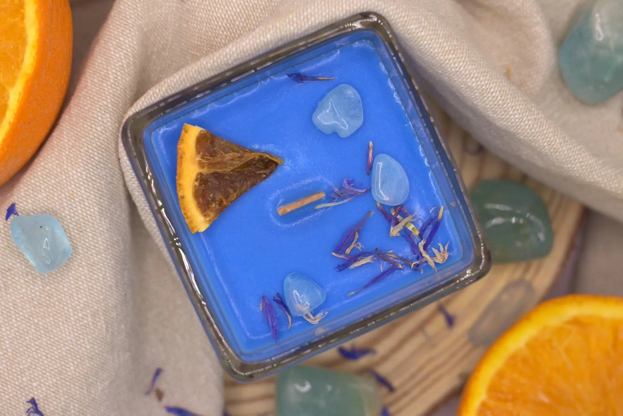 Blue Oasis handgefertigte Sojawachsduftkerze mit Aquamarin – 100% natürliches Sojawachs und ätherische Öle von Orange und Lavendel
