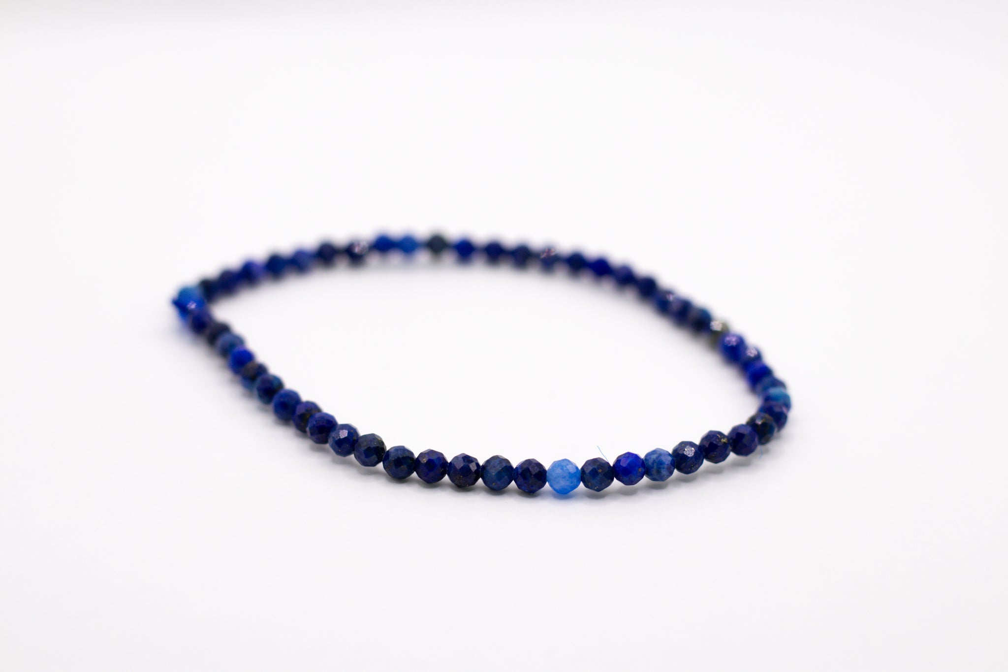Flexibles Lapis Lazuli Kugelarmband (3,5 mm facettiert) aus AA-Qualität, fördert Weisheit, Klarheit und Intuition.