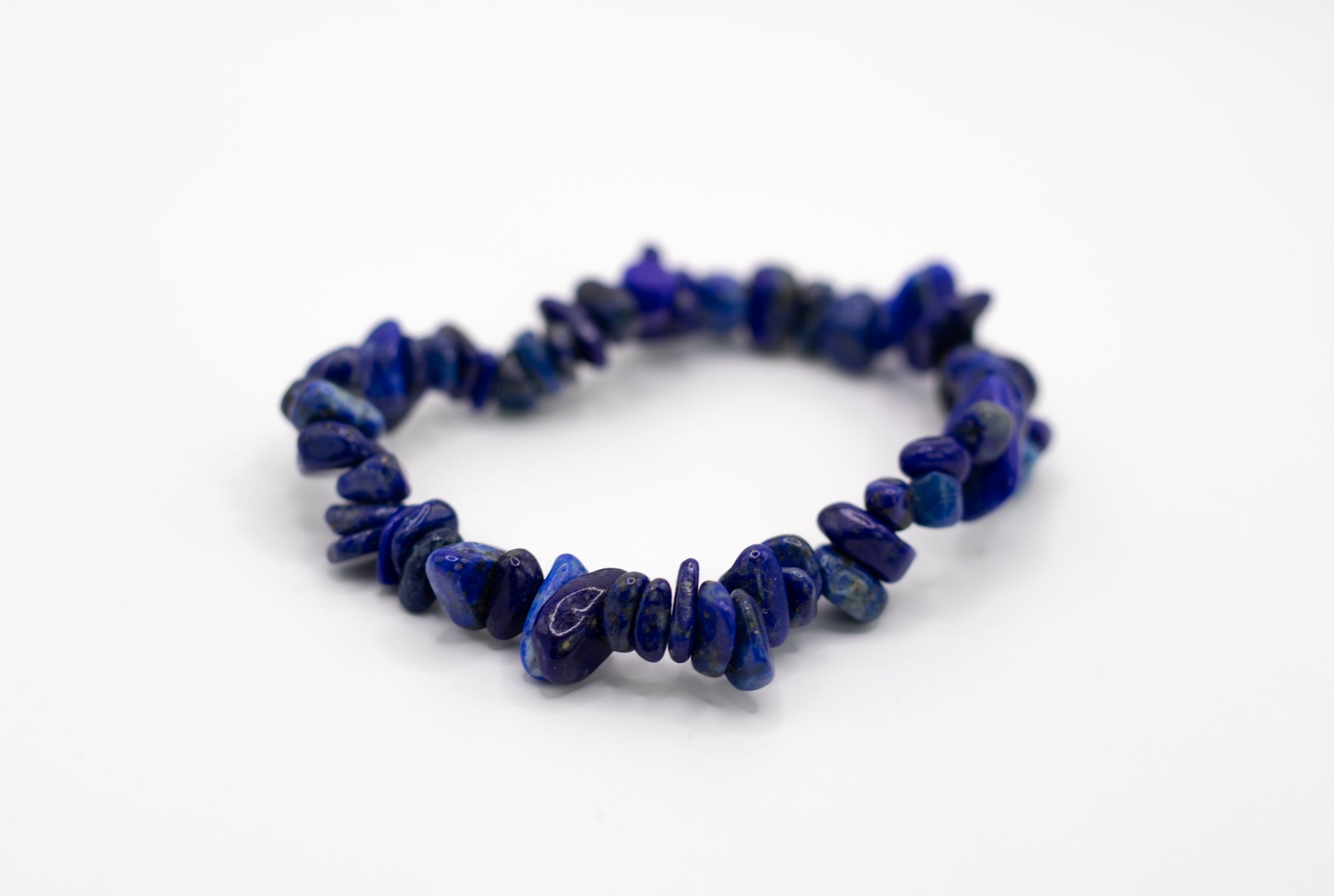 Flexibles Lapis Lazuli Splitterarmband aus Trommelsteinen – AA-Qualität, fördert Weisheit, Klarheit und Selbstbewusstsein.