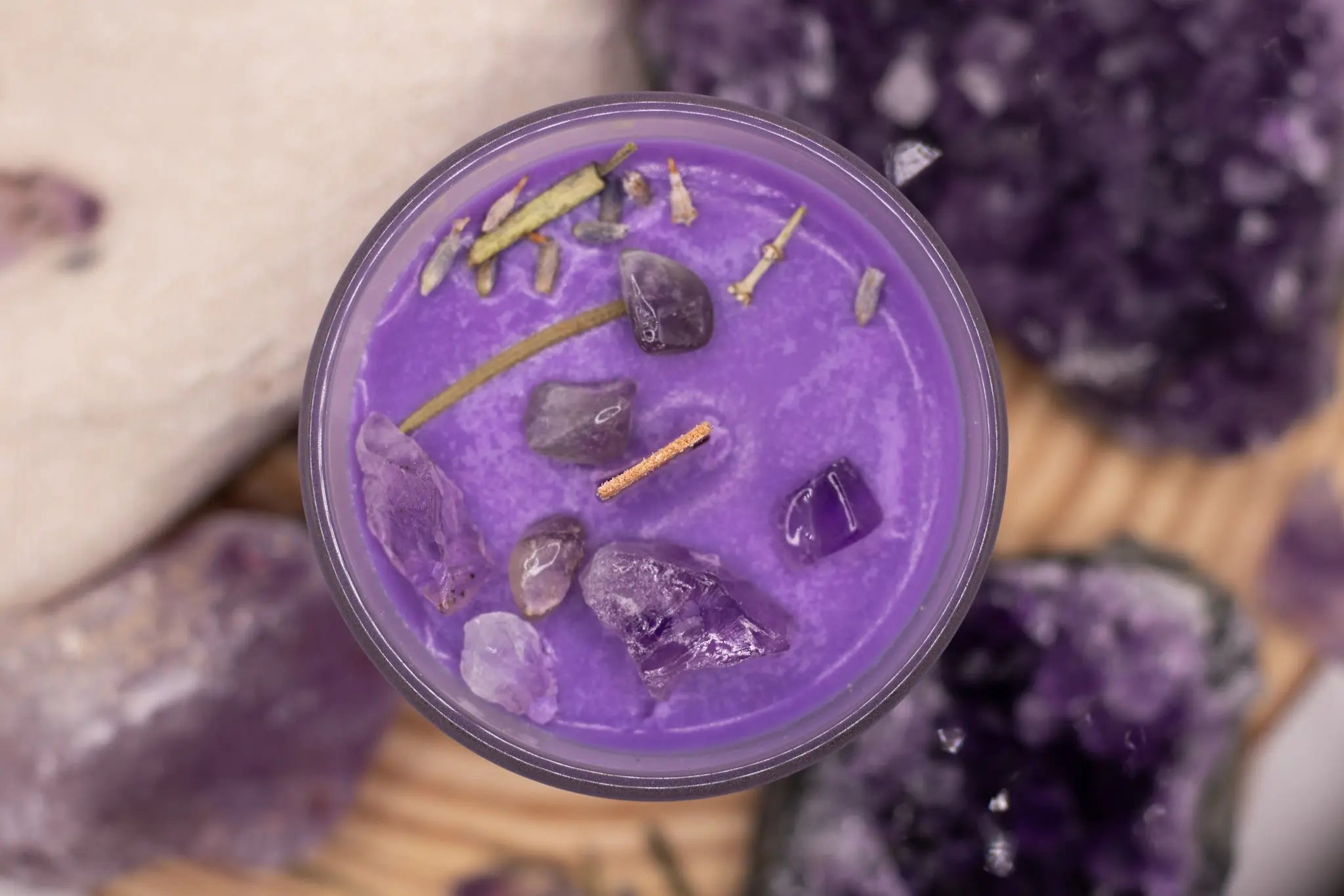 „Lilac Passion“ Duftkerze – Handgefertigte Sojawachs-Kerze mit Rosmarin-, Lavendelöl und Amethyst