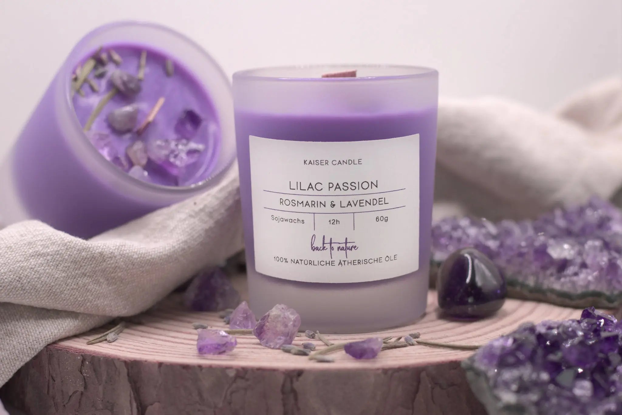„Lilac Passion“ Duftkerze – Handgefertigte Sojawachs-Kerze mit Rosmarin-, Lavendelöl und Amethyst