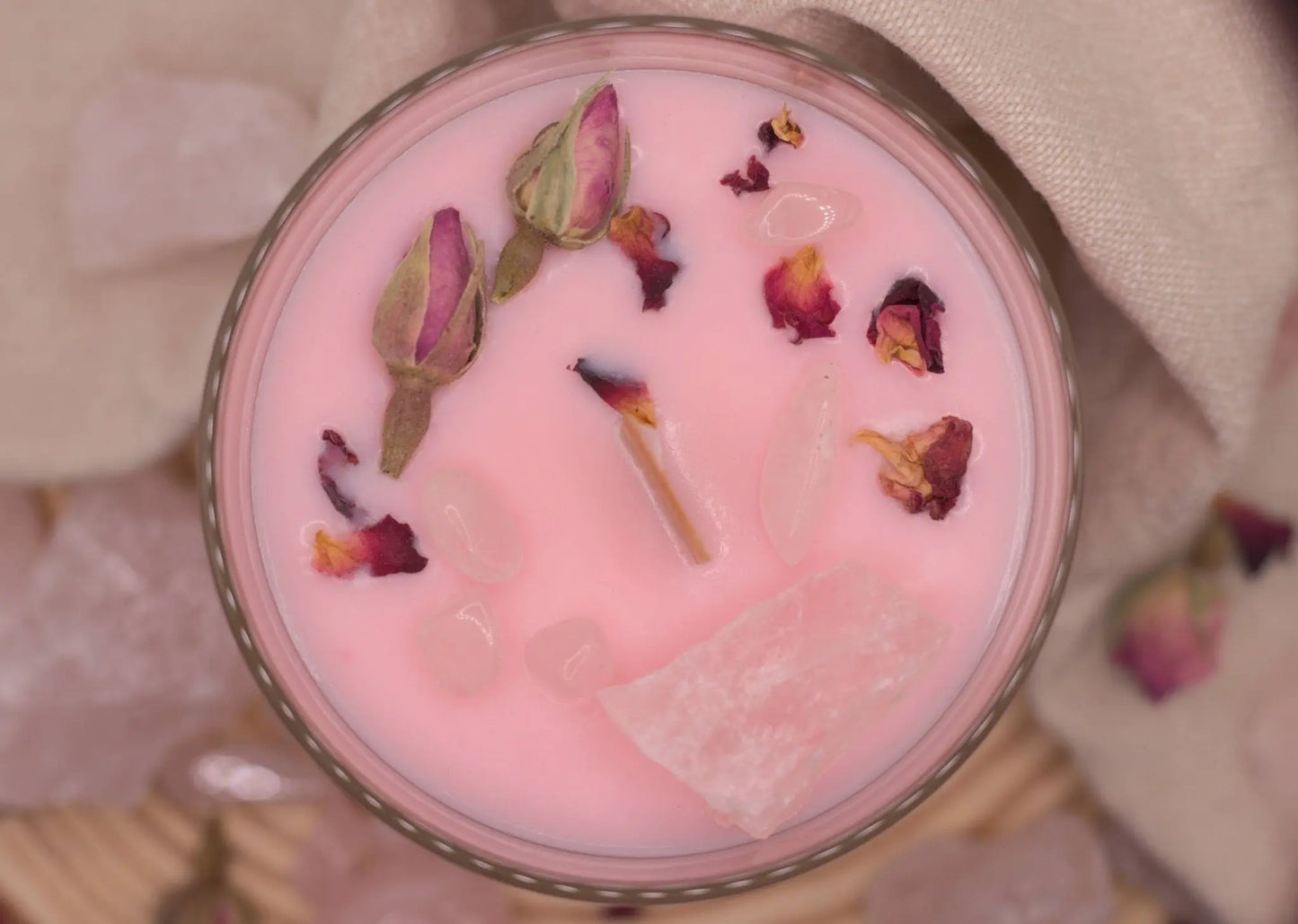 Pink Rose Garden Duftkerze – Handgefertigte Sojawachskerze mit Rosengeranie, Zedernholz und Rosenquarz