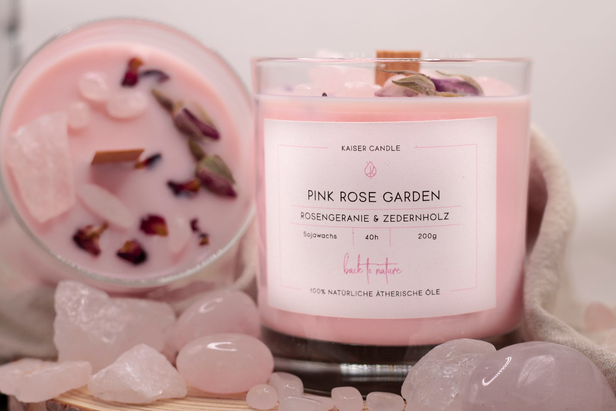 Pink Rose Garden Duftkerze – Handgefertigte Sojawachskerze mit Rosengeranie, Zedernholz und Rosenquarz