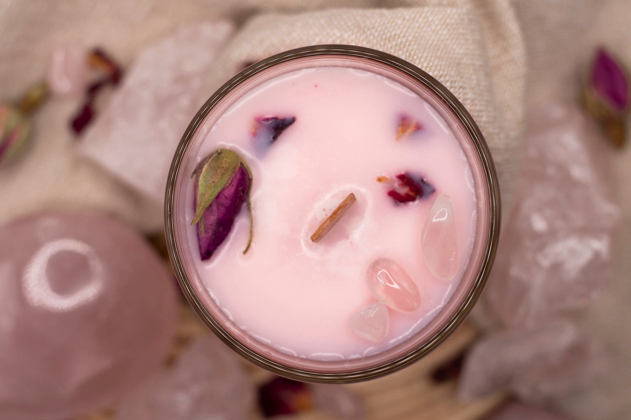 Pink Rose Garden Duftkerze – Handgefertigte Sojawachskerze mit Rosengeranie, Zedernholz und Rosenquarz