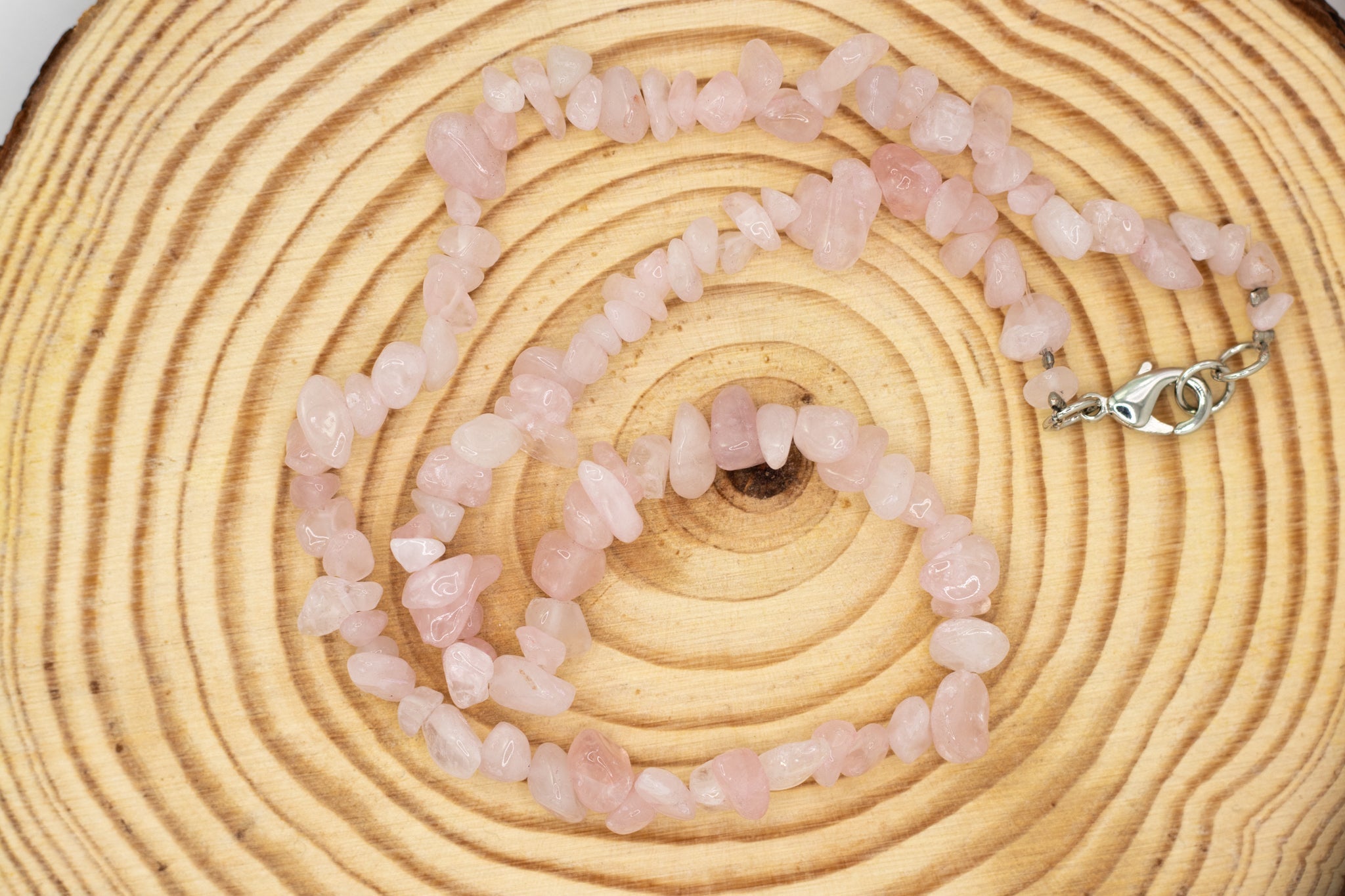 Rosenquarz Splitterkette 45 cm mit Karabinerverschluss, Edelstein Kette für Harmonie und positive Energie, Herzöffnung und Selbstliebe