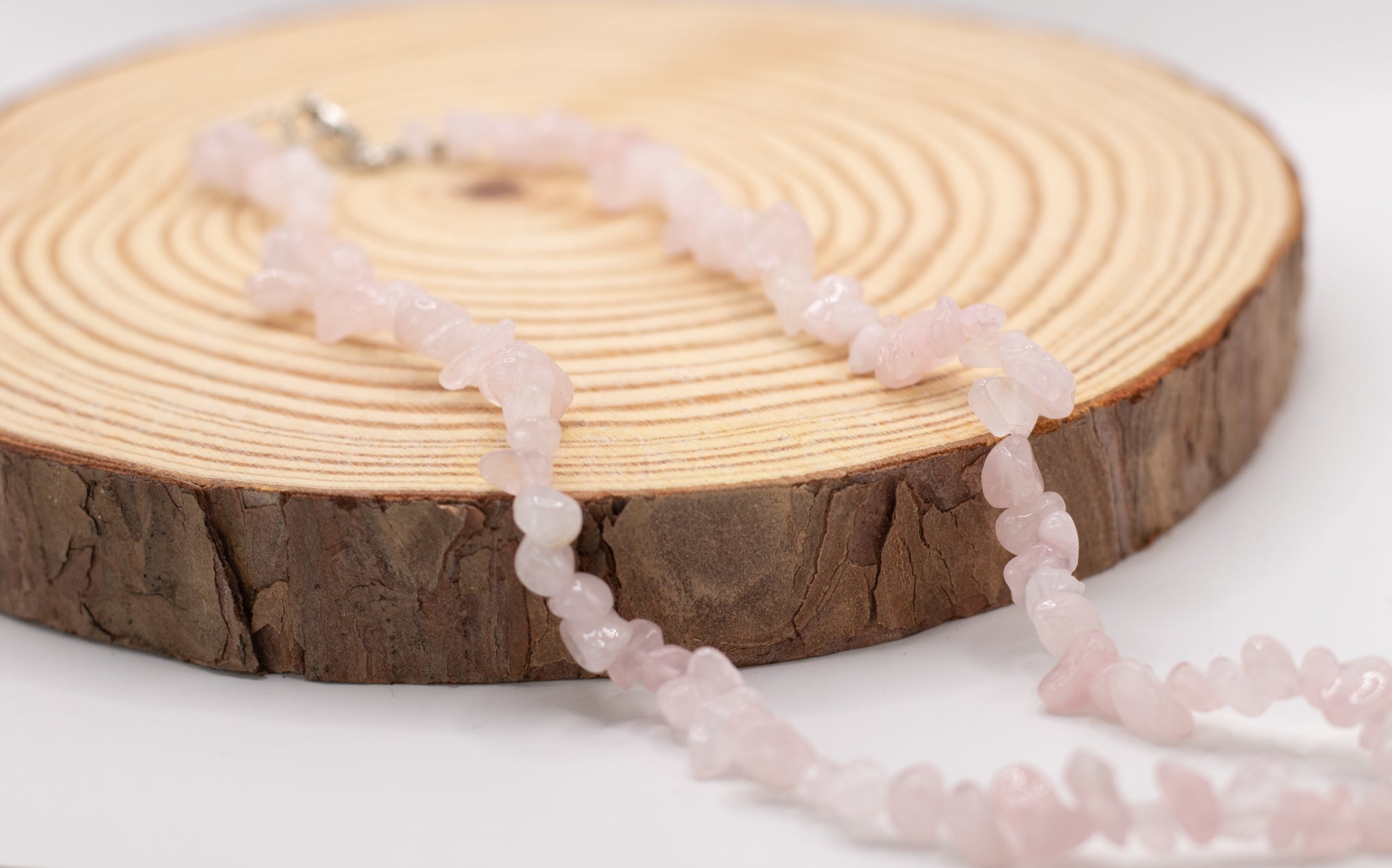 Rosenquarz Splitterkette 45 cm mit Karabinerverschluss, Edelstein Kette für Harmonie und positive Energie, Herzöffnung und Selbstliebe