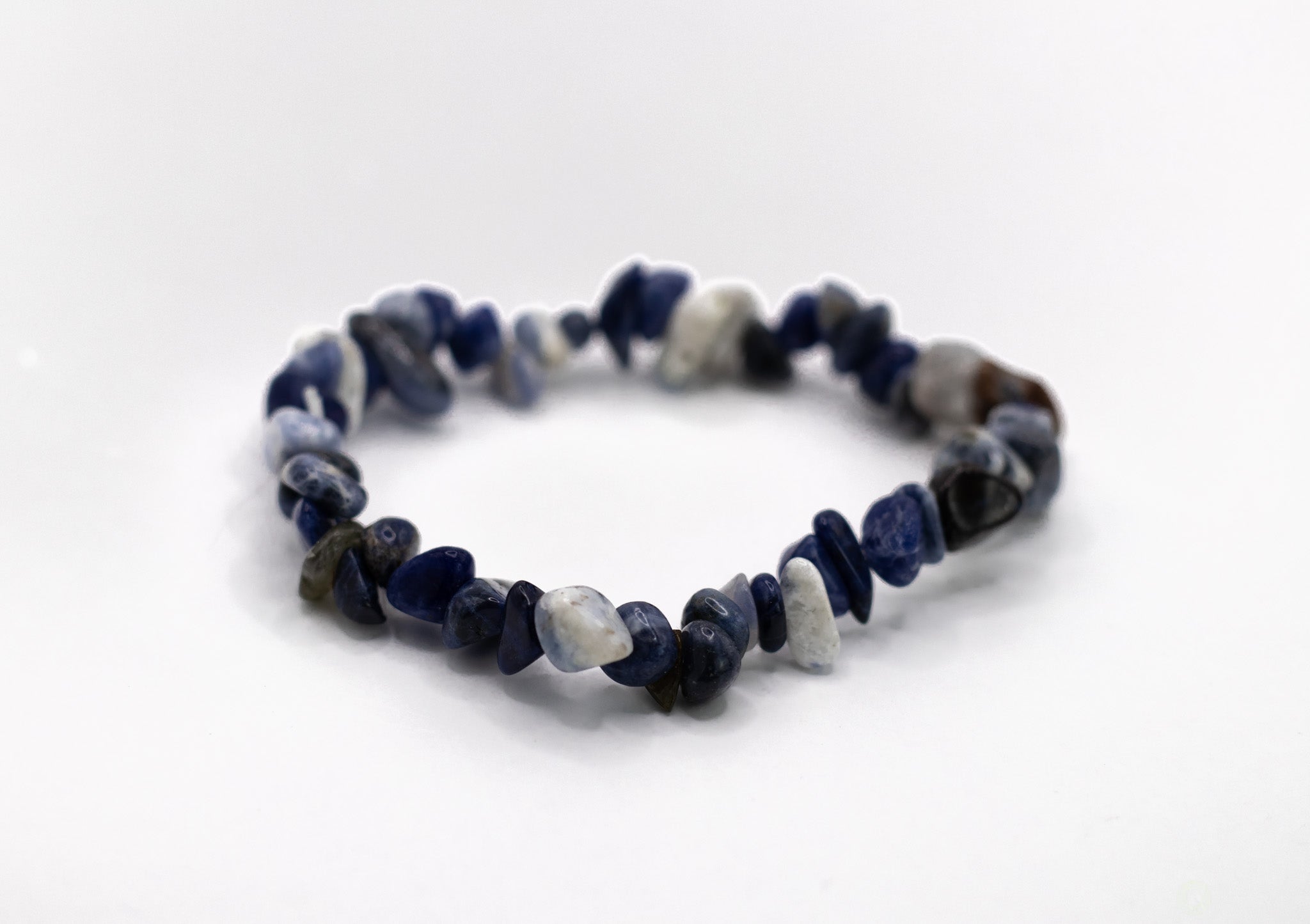 Flexibles Sodalith Splitterarmband in AA-Qualität – dehnbar, angenehm zu tragen, fördert Klarheit und Kommunikation.