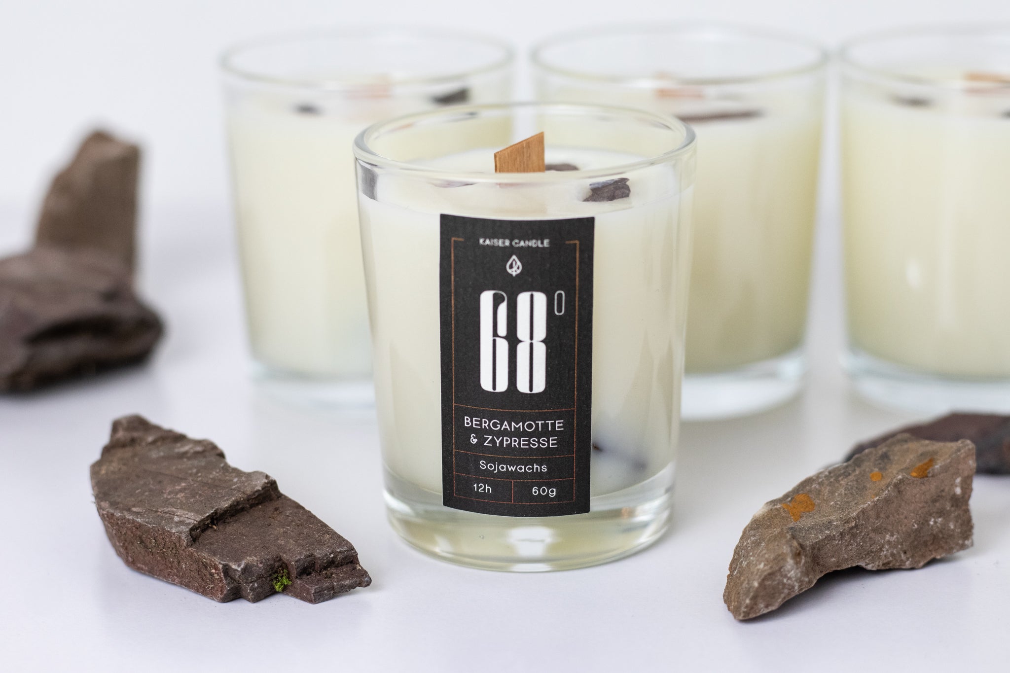 „68 Grad“ handgefertigte Sojawachsduftkerze mit Schieferstücken aus dem Calmont-Weinberg, Duft von Bergamotte und Zypresse, 60g