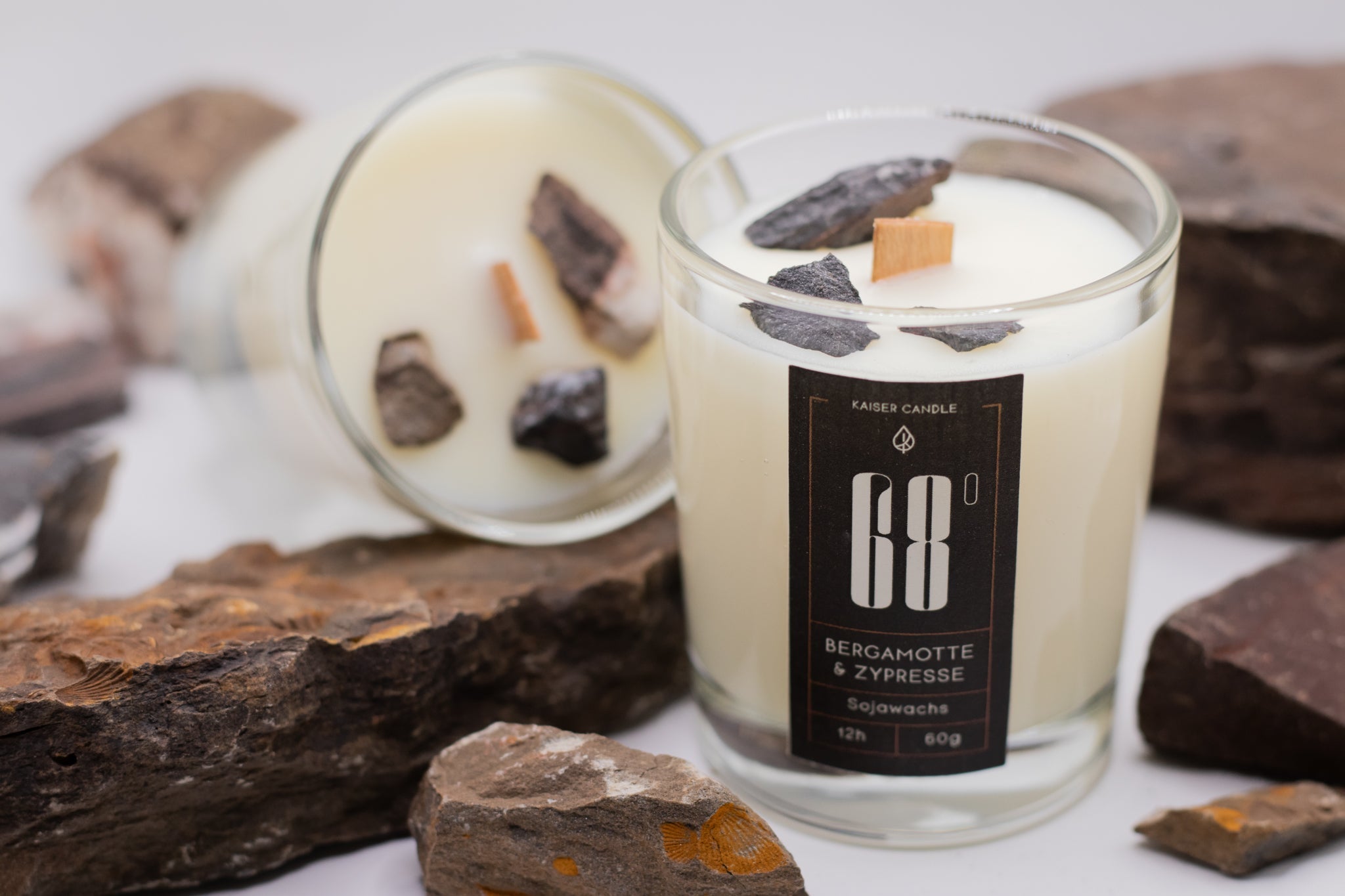 „68 Grad“ handgefertigte Sojawachsduftkerze mit Schieferstücken aus dem Calmont-Weinberg, Duft von Bergamotte und Zypresse, 60g