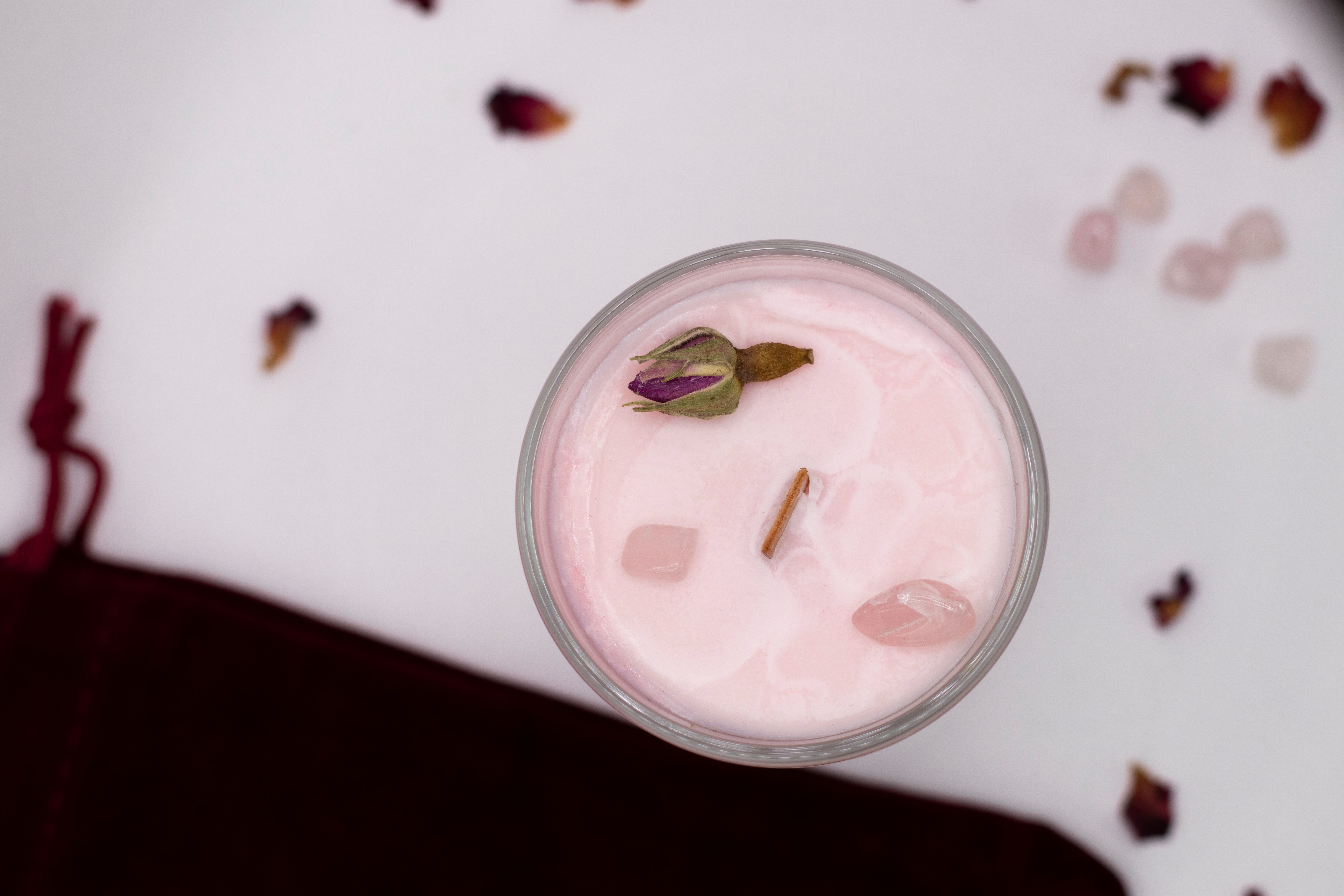 Pink Rose Garden Valentinstag Geschenkset – Duftkerze mit Rosenquarz & Rosenquarz Kugelarmband