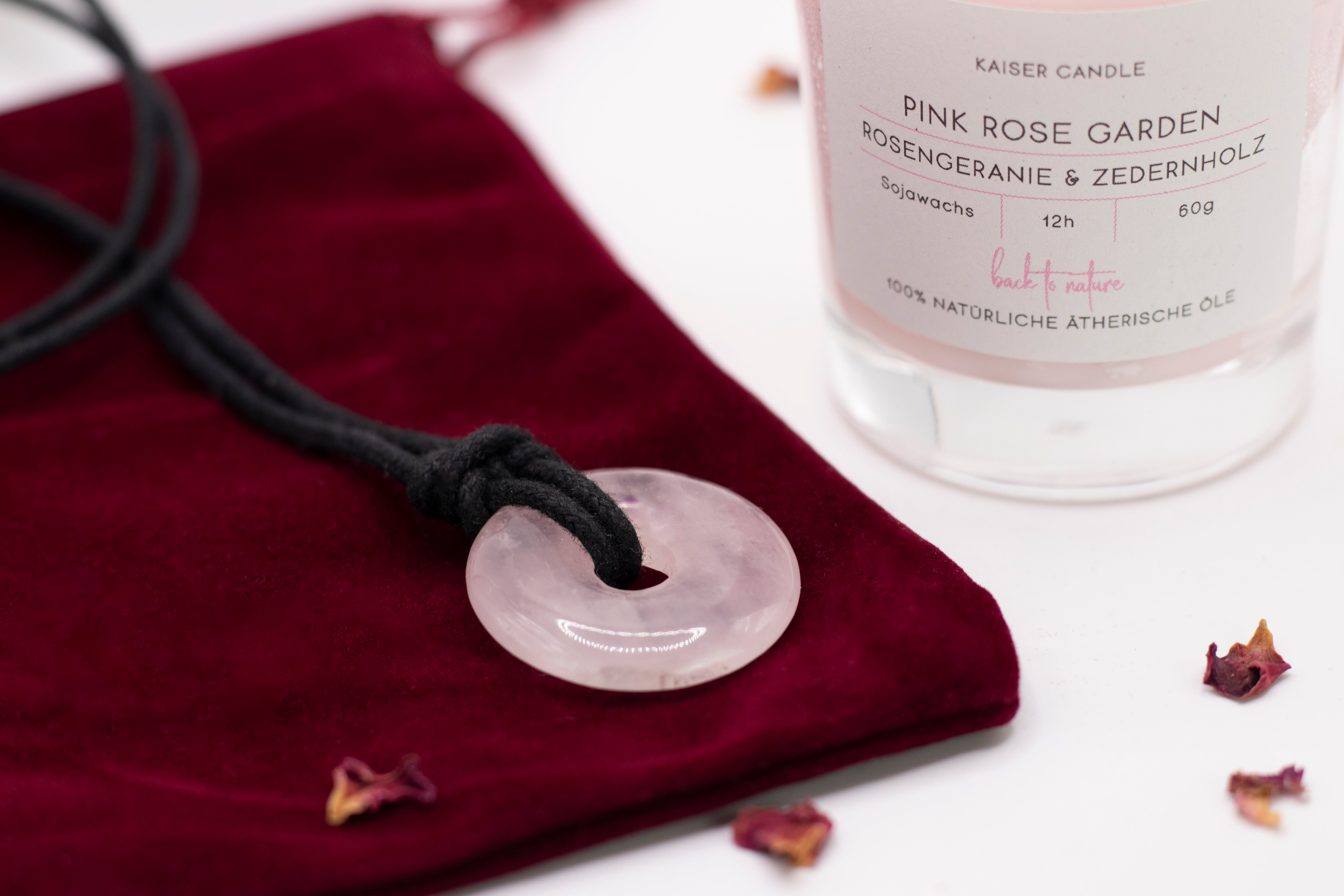Pink Rose Garden Geschenkset – Duftkerze mit Rosenquarz & Rosenquarz Donut Anhänger
