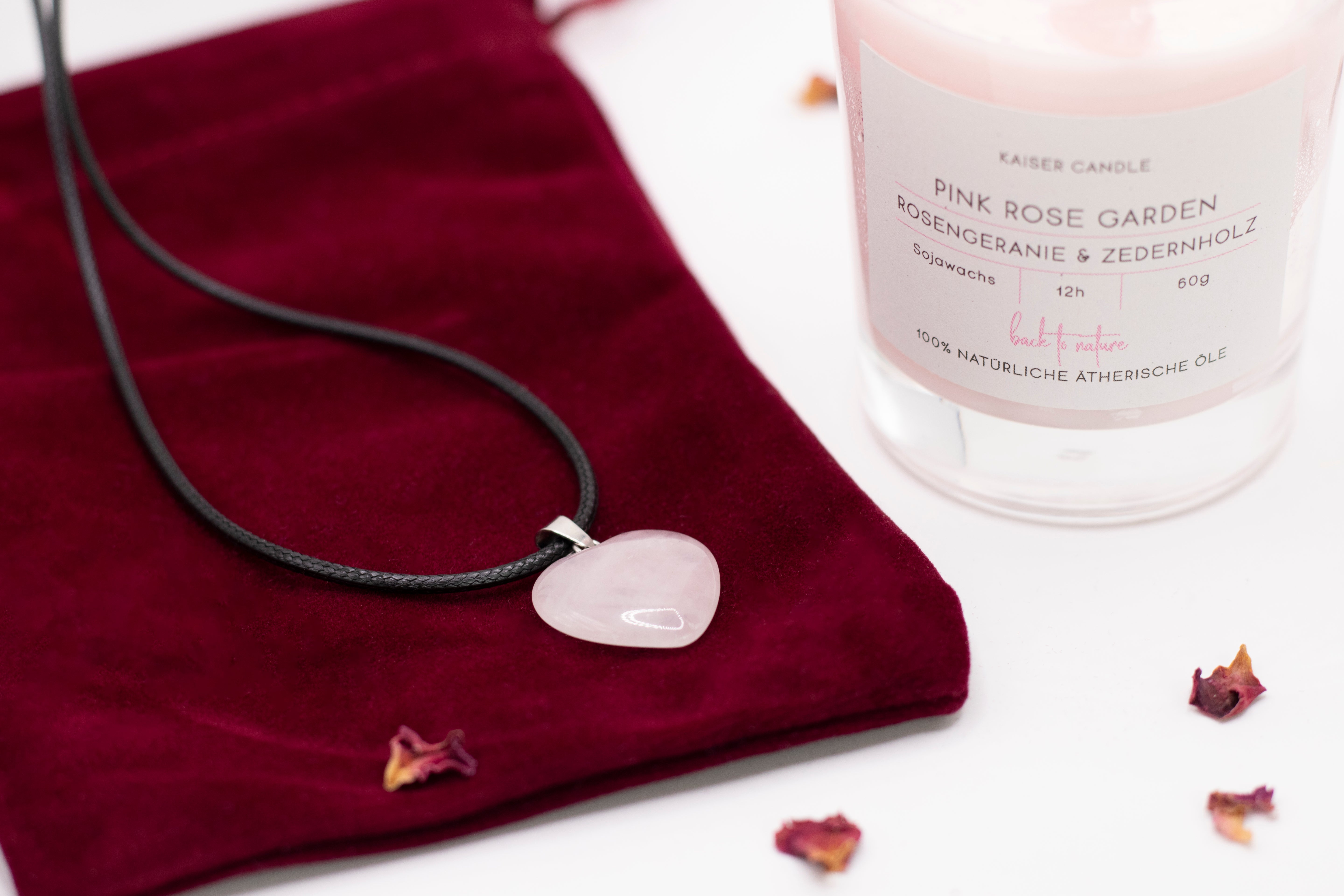 Pink Rose Garden Geschenkset – Duftkerze mit Rosenquarz & Rosenquarz Herz Anhänger
