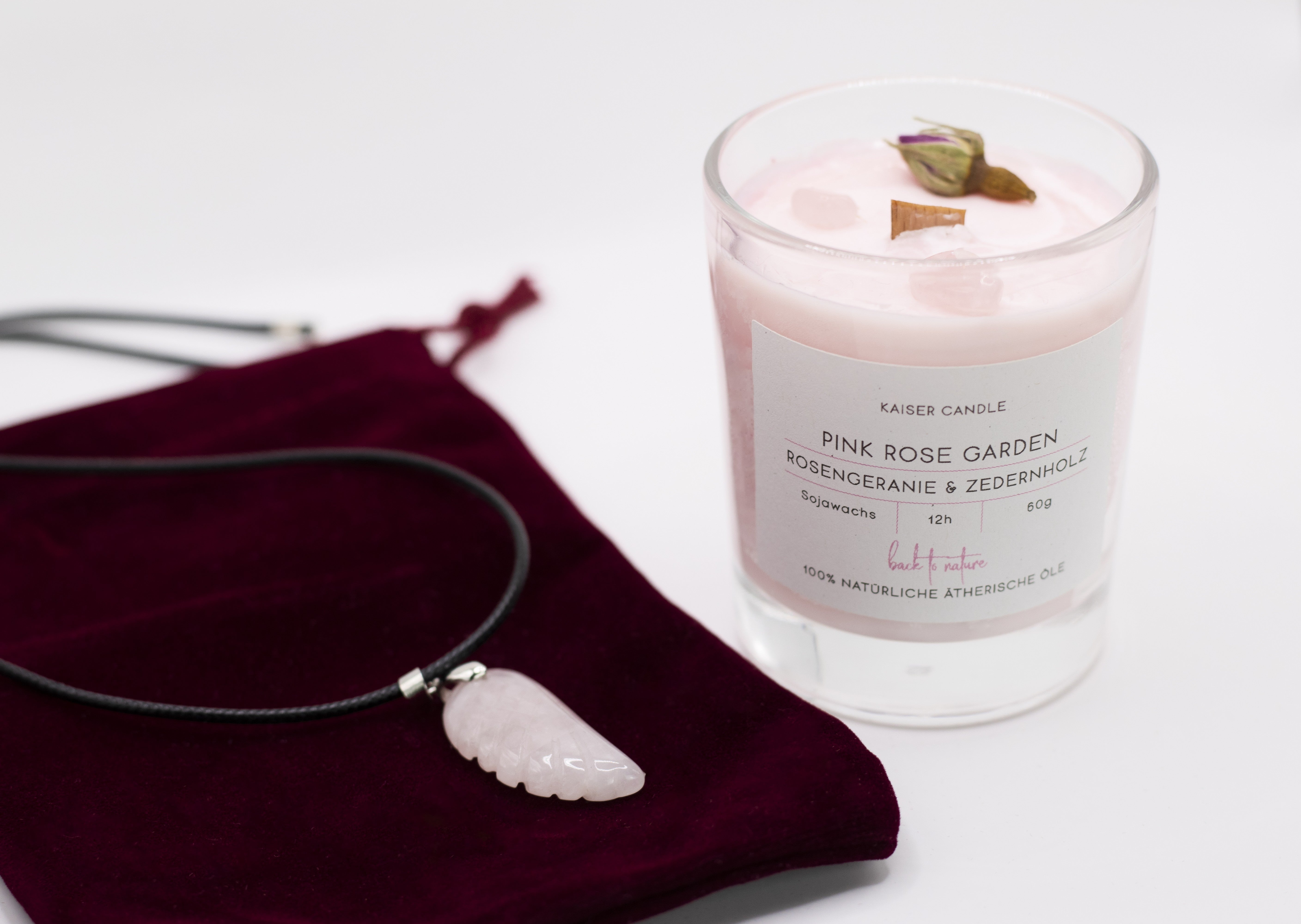 Pink Rose Garden Geschenkset – Duftkerze mit Rosenquarz & Rosenquarz Engelsflügel Anhänger