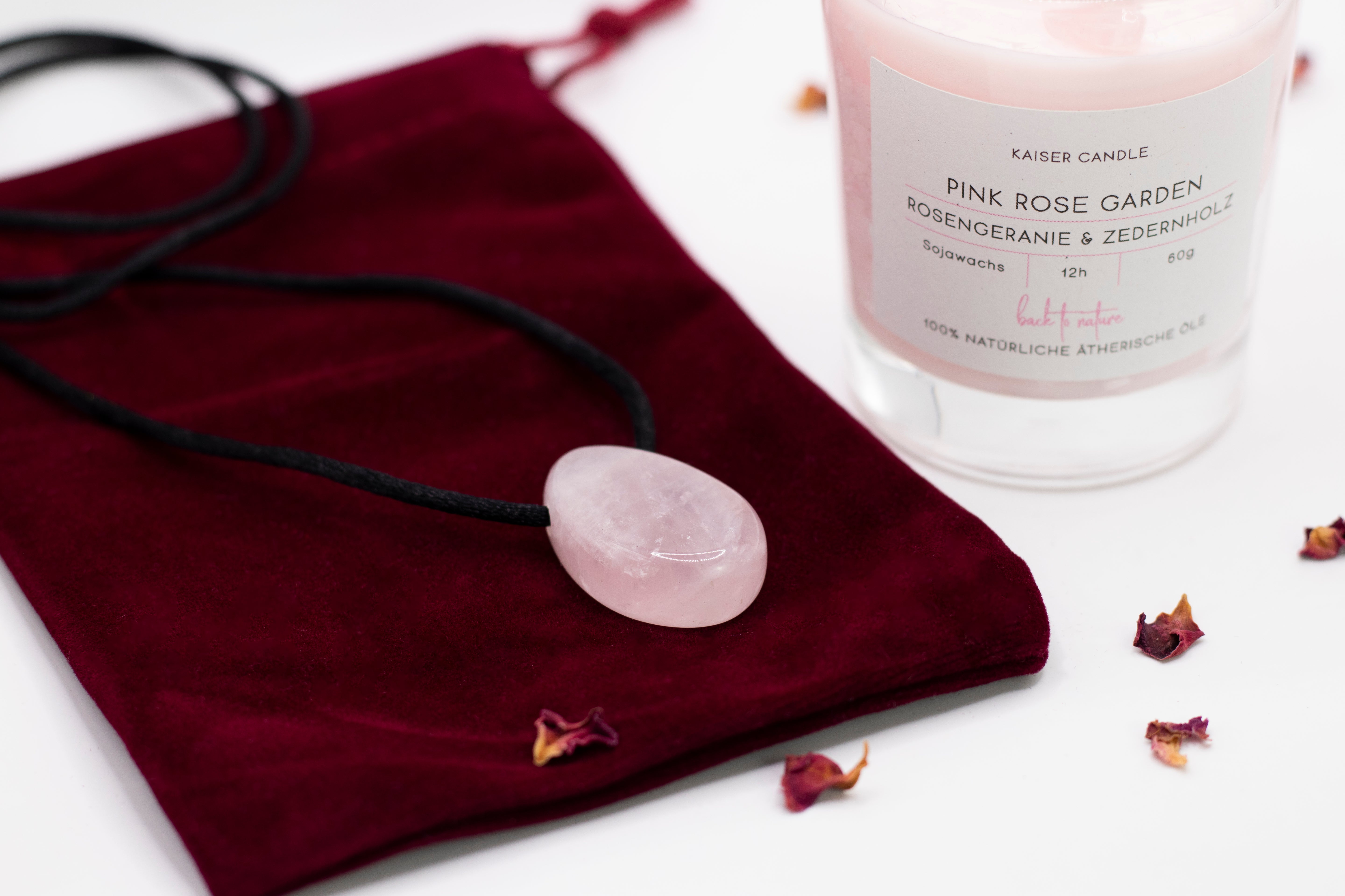 Pink Rose Garden Geschenkset – Duftkerze mit Rosenquarz & Rosenquarz Cabochon Anhänger