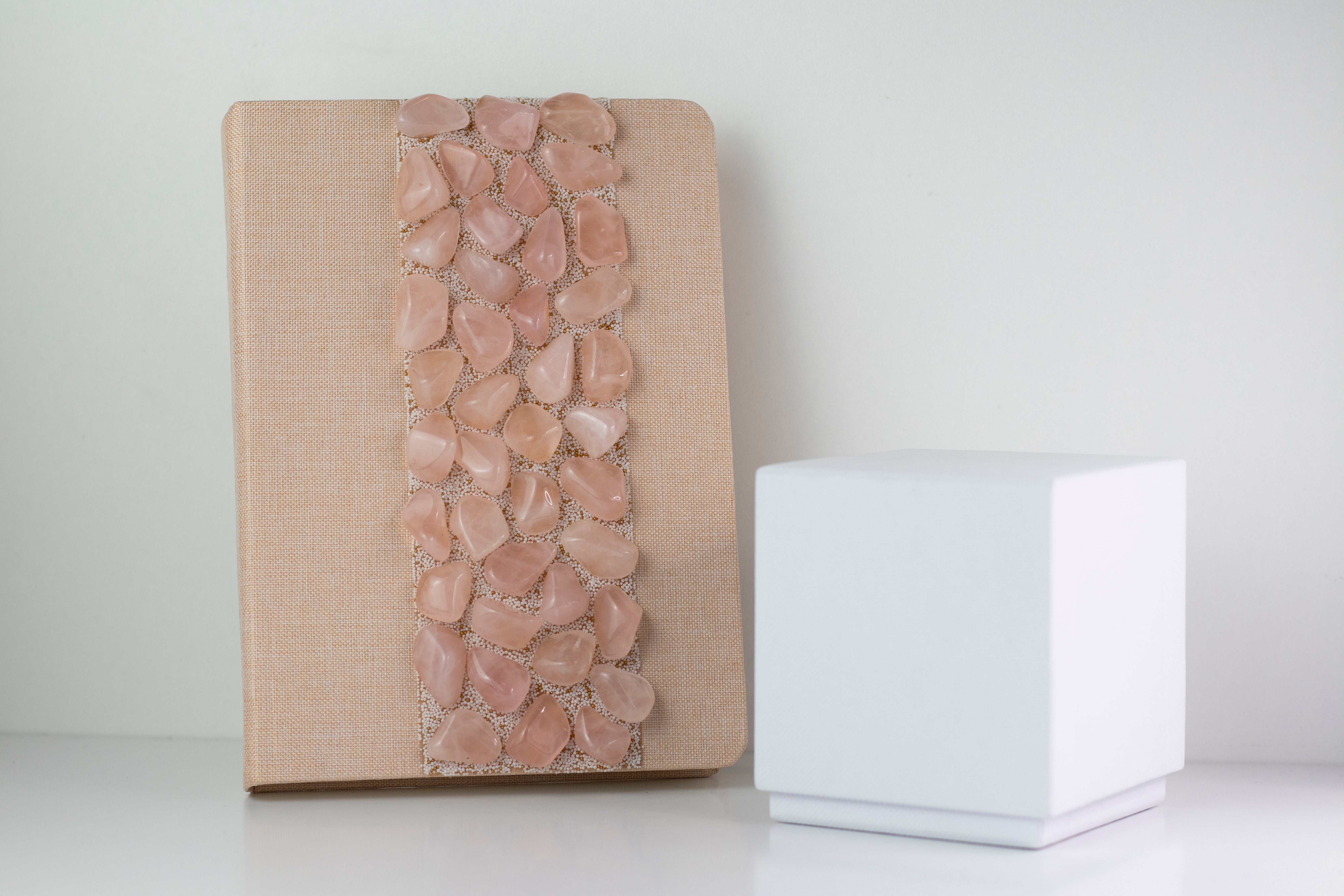 Heart Energy Set - Pink Rose Garden Duftkerze 60 g & Notizbuch mit Rosenquarz