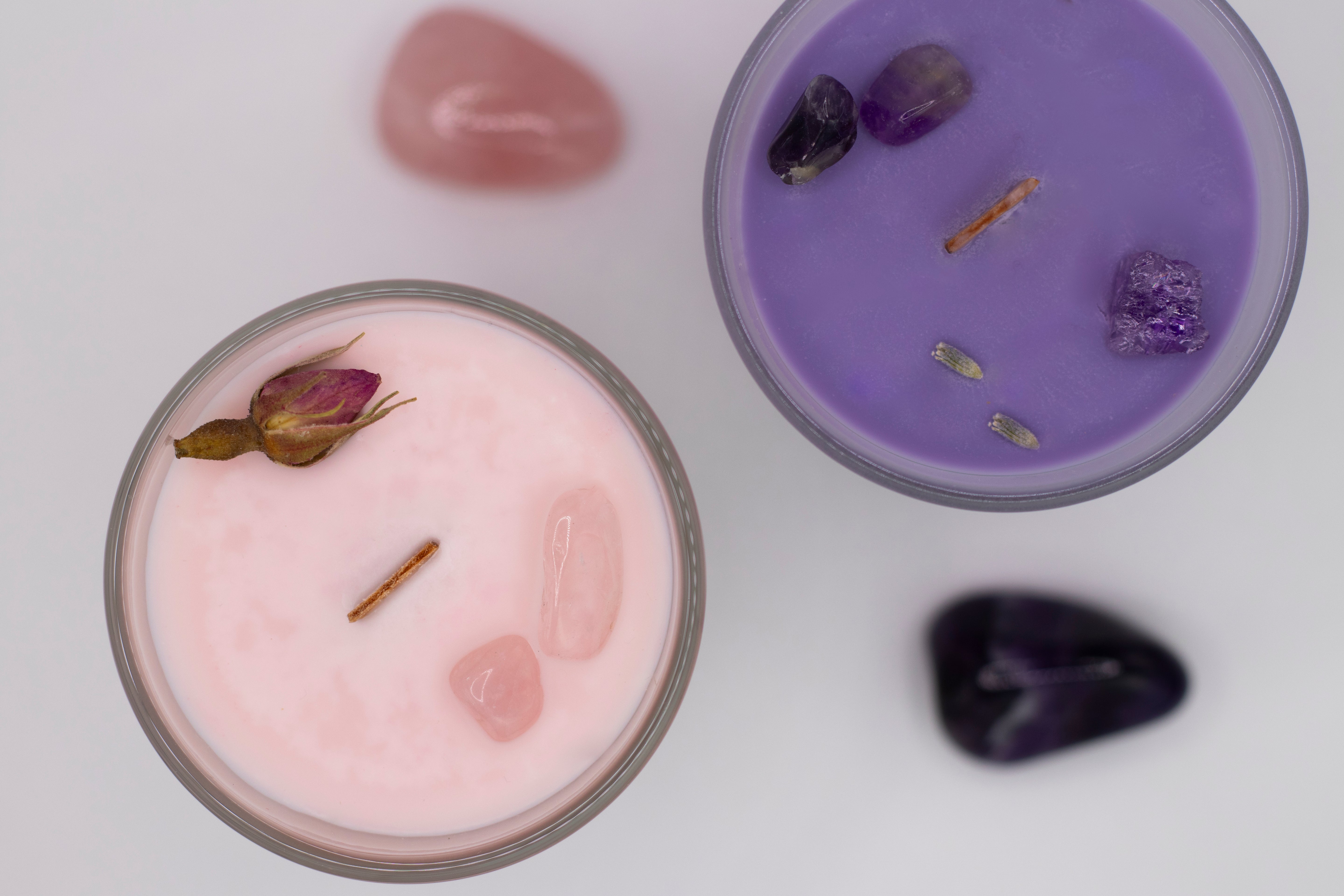 Duftkerzen-Set "Lilac Blossom" (1x Lilac Passion 60 g mit Amethyst, 1x Pink Rose Garden 60 g mit Rosenquarz Edelstein)