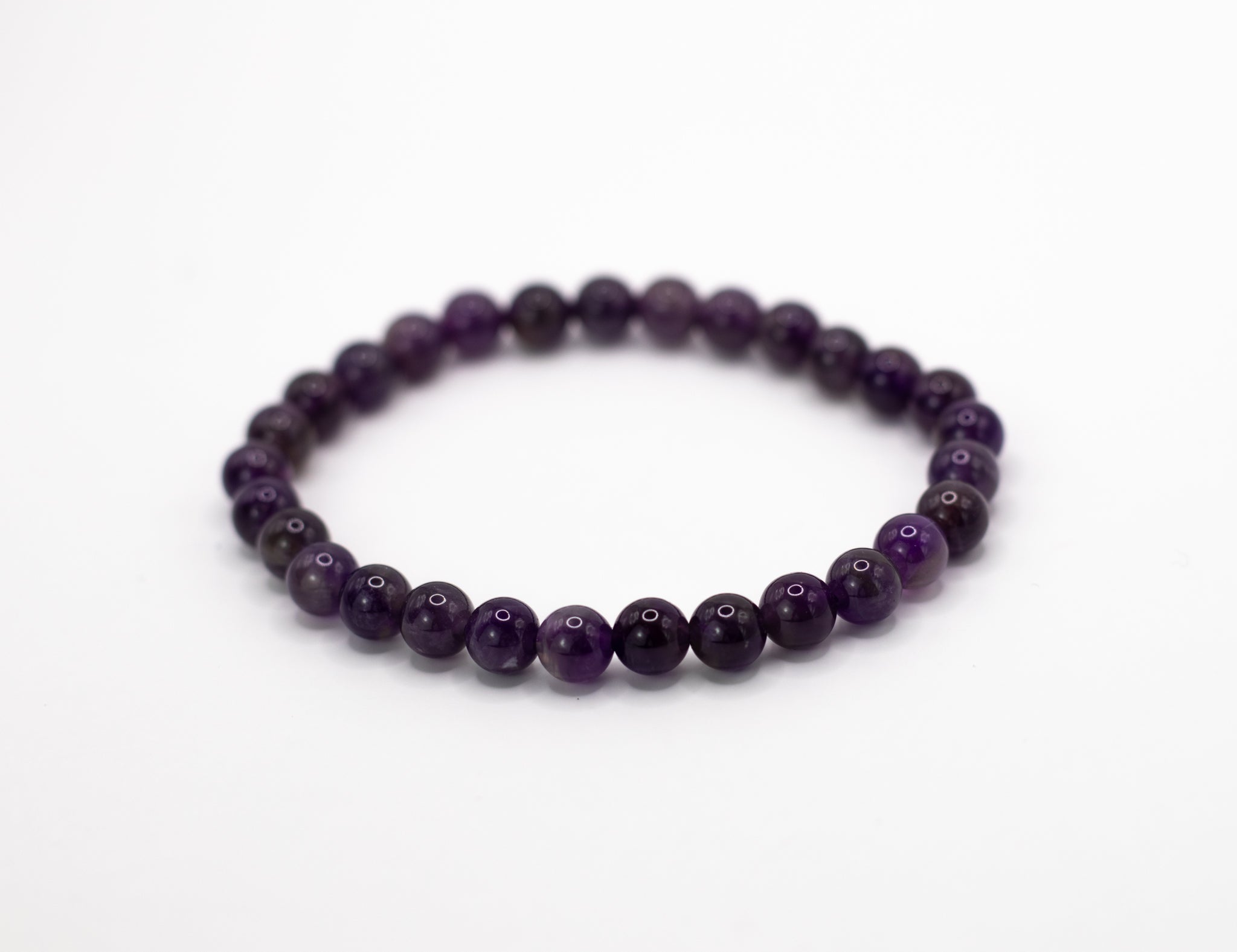 Flexibles Amethyst Kugelarmband (6 mm) aus AA-Qualität, fördert geistige Klarheit und inneren Frieden.