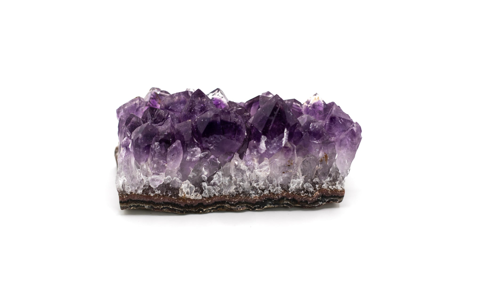 Entdecke diese Amethyst Stufe in AA-Qualität, 110-120 g. Einzigartiges Sammlerstück mit intensiver violetter Farbe, fördert innere Ruhe und geistige Klarheit. Ideal als dekorativer Blickfang oder spirituelles Werkzeug.