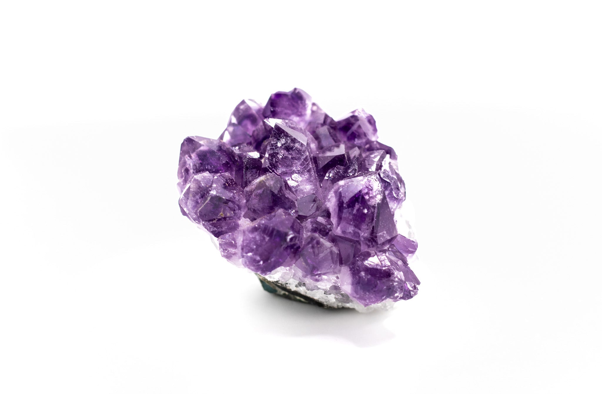 Entdecke diese Amethyst Stufe in AA-Qualität, 160-170 g. Einzigartiges Sammlerstück mit intensiver violetter Farbe, fördert innere Ruhe und geistige Klarheit. Ideal als dekorativer Blickfang oder spirituelles Werkzeug.