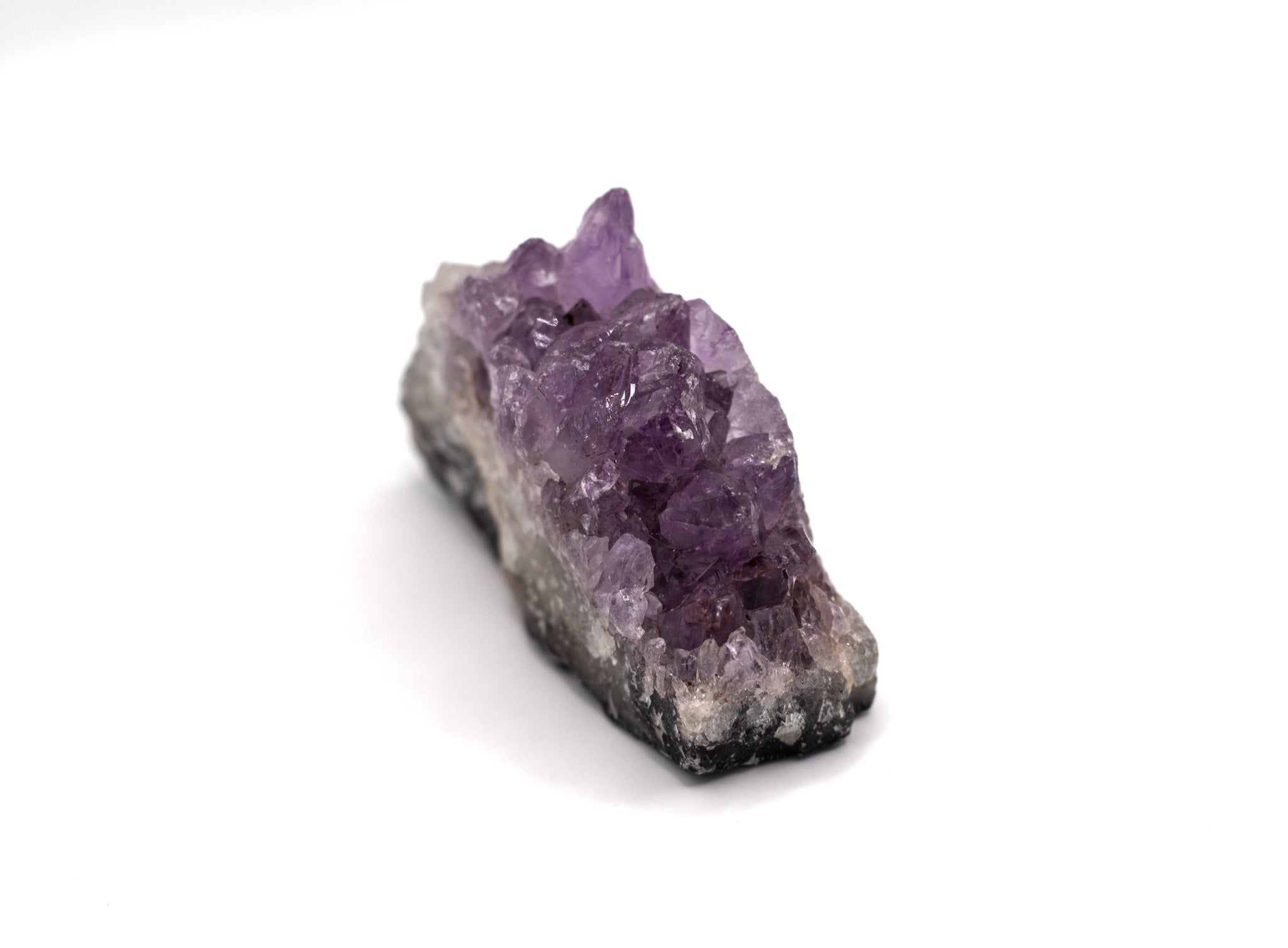 Amethyst Stufe in sehr guter Qualität mit intensiver violetter Farbe, Gewicht 50-60 g, als Sammlerstück und dekorativer Blickfang.