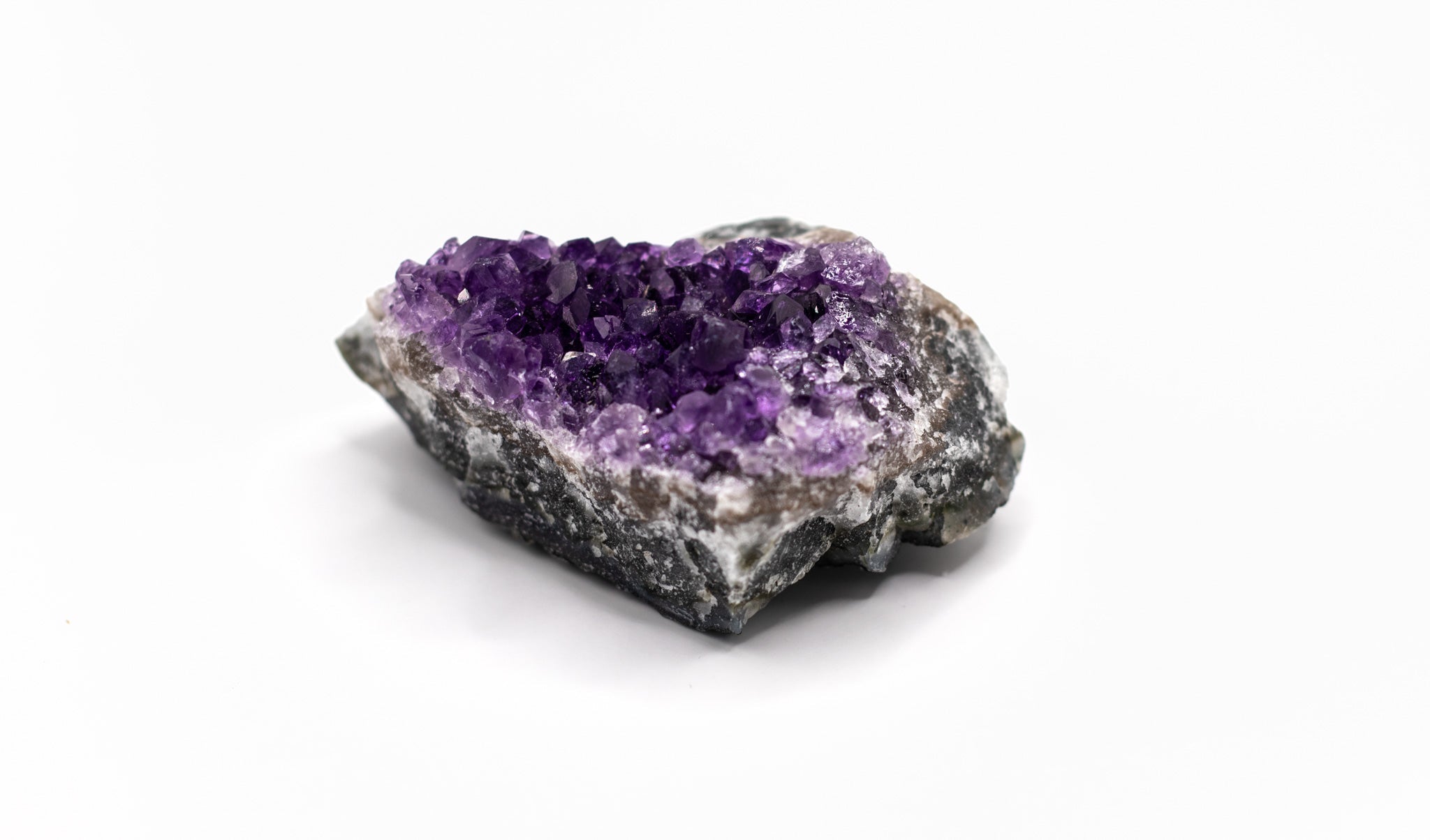 Amethyst Stufe 60-70 g in intensiver, violetter Farbe – Einzigartiges Sammlerstück und dekorativer Blickfang, AA-Qualität.
