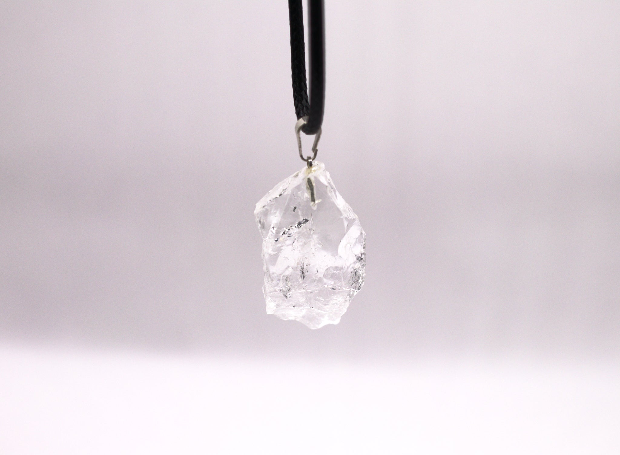 Bergkristall Anhänger Rohstein mit geflochtener Baumwollkette und Karabinerverschluss, fördert geistige Klarheit, Energiefluss und inneres Gleichgewicht
