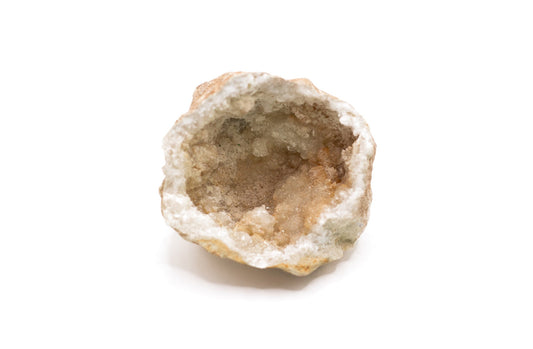 Naturbelassene Bergkristall-Druse mit klarem, einzigartigem Aussehen und Durchmesser von 70-85 mm. Ideal als dekoratives Highlight oder energetisches Werkzeug.