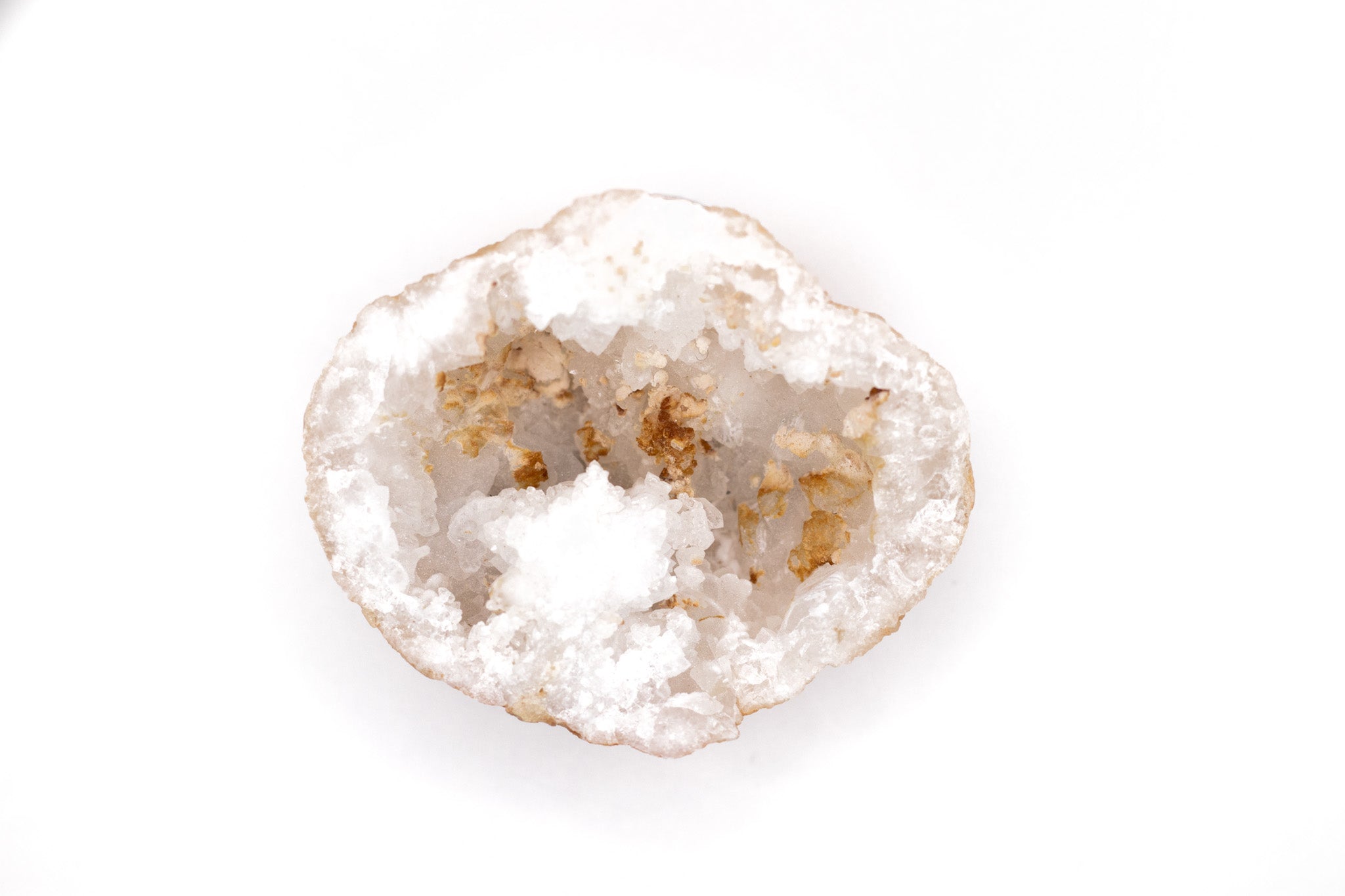 Naturbelassene Bergkristall-Druse mit klarem, einzigartigem Aussehen und Durchmesser von 70-85 mm. Ideal als dekoratives Highlight oder energetisches Werkzeug.