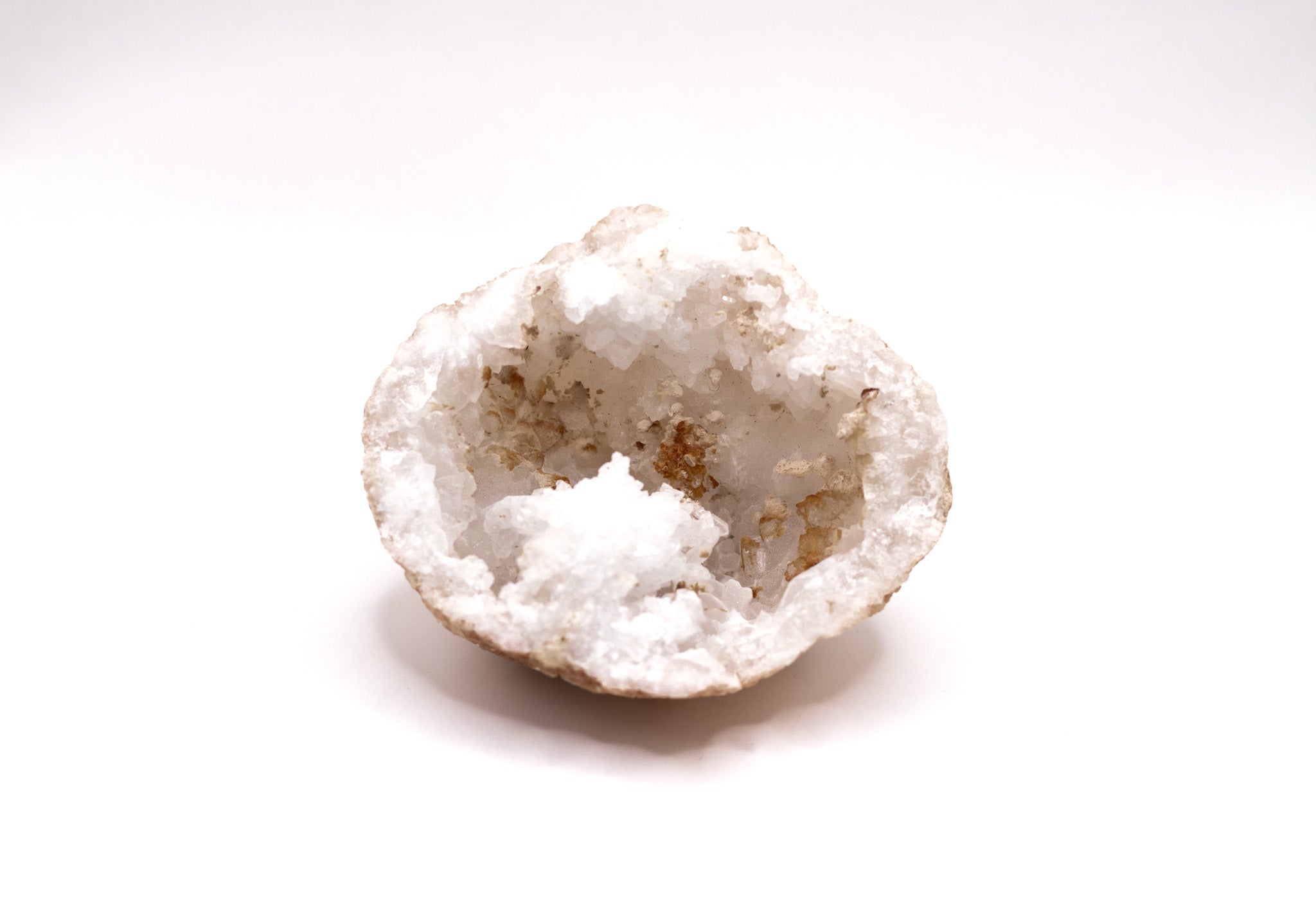 Naturbelassene Bergkristall-Druse mit klarem, einzigartigem Aussehen und Durchmesser von 70-85 mm. Ideal als dekoratives Highlight oder energetisches Werkzeug.