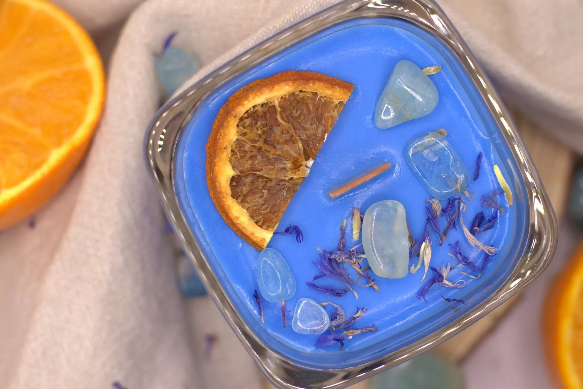Blue Oasis handgefertigte Sojawachsduftkerze mit Aquamarin – 100% natürliches Sojawachs und ätherische Öle von Orange und Lavendel
