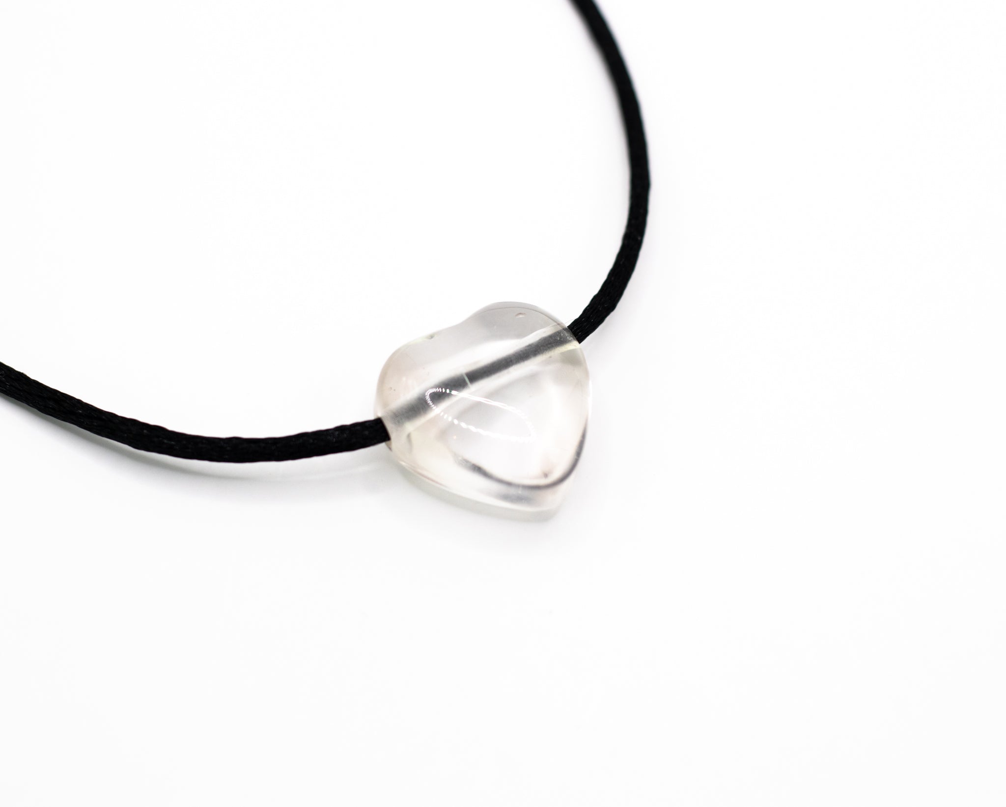 Bergkristall Anhänger in Herzform, transparent, seitlich gebohrt, mit ca. 80 cm langem Samtband, handgefertigt