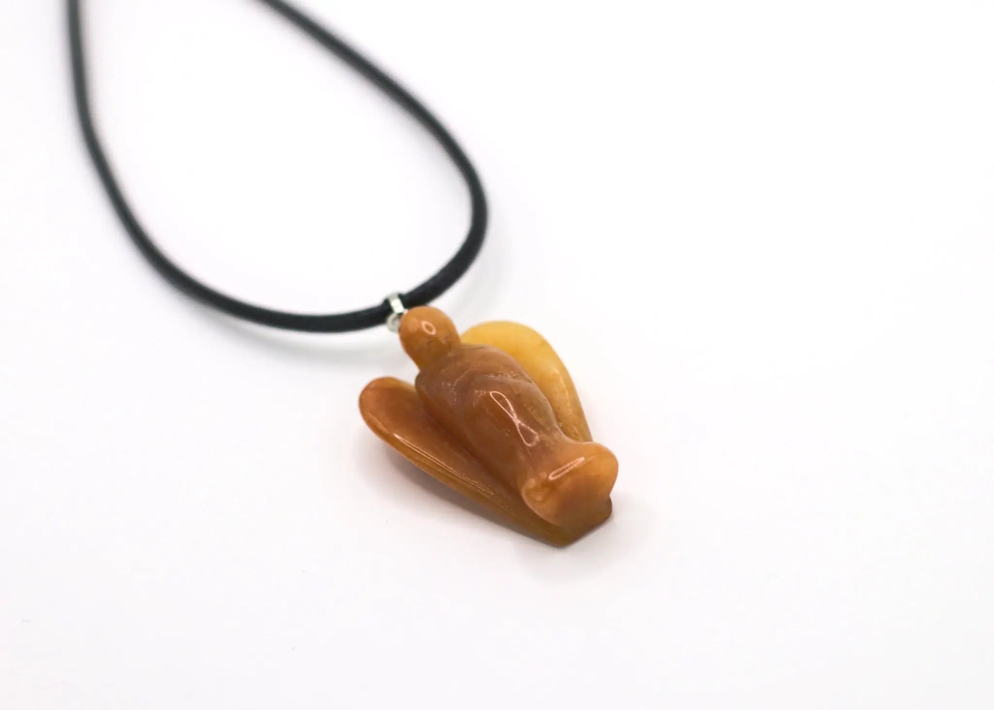 Karneol Anhänger Engel – Symbol für Schutz und spirituelle Verbindung, mit geflochtener Baumwollkette und Karabinerverschluss