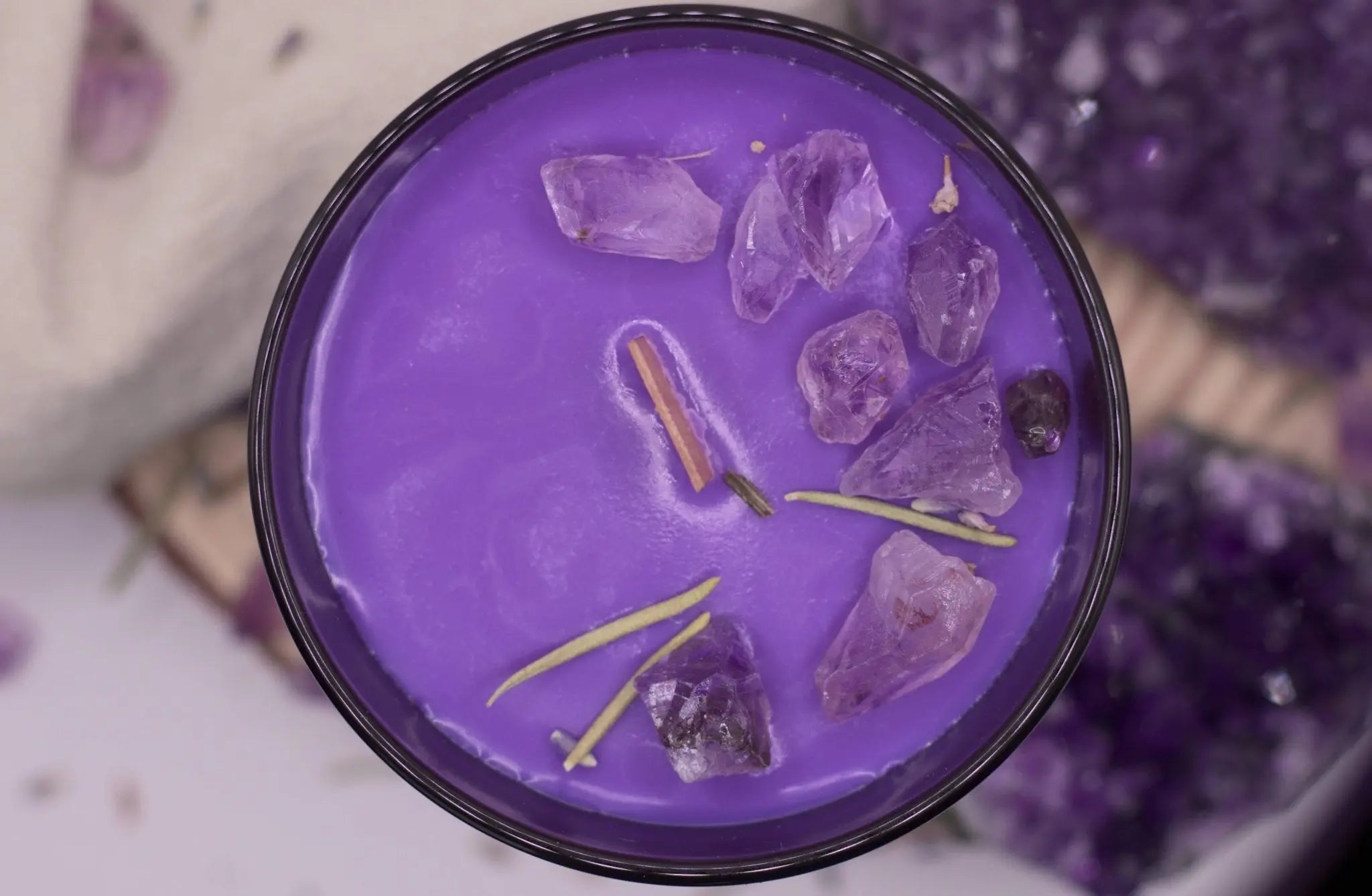 „Lilac Passion“ Duftkerze – Handgefertigte Sojawachs-Kerze mit Rosmarin-, Lavendelöl und Amethyst