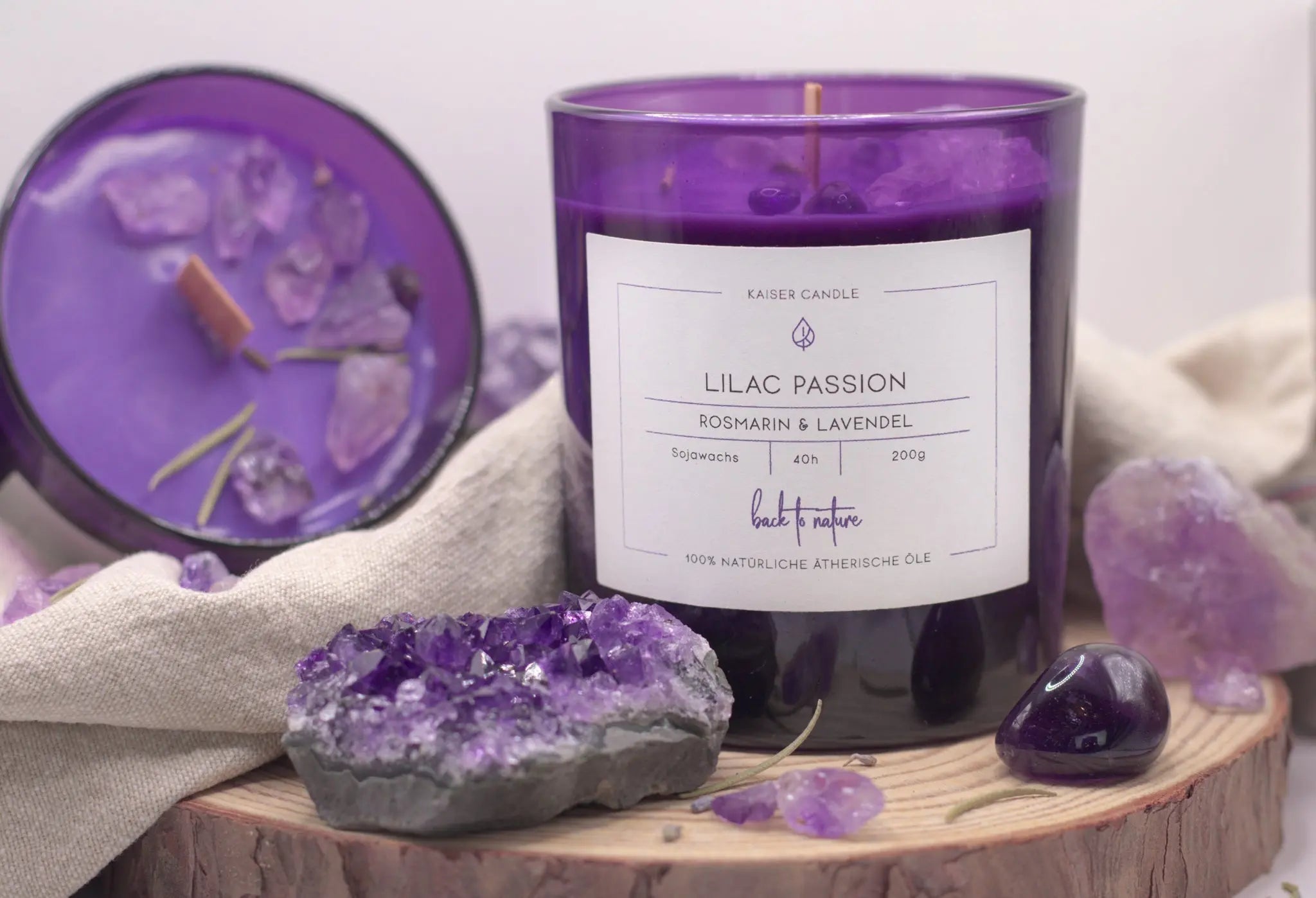„Lilac Passion“ Duftkerze – Handgefertigte Sojawachs-Kerze mit Rosmarin-, Lavendelöl und Amethyst