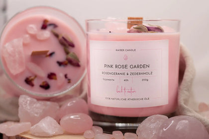 Pink Rose Garden Duftkerze – Handgefertigte Sojawachskerze mit Rosengeranie, Zedernholz und Rosenquarz