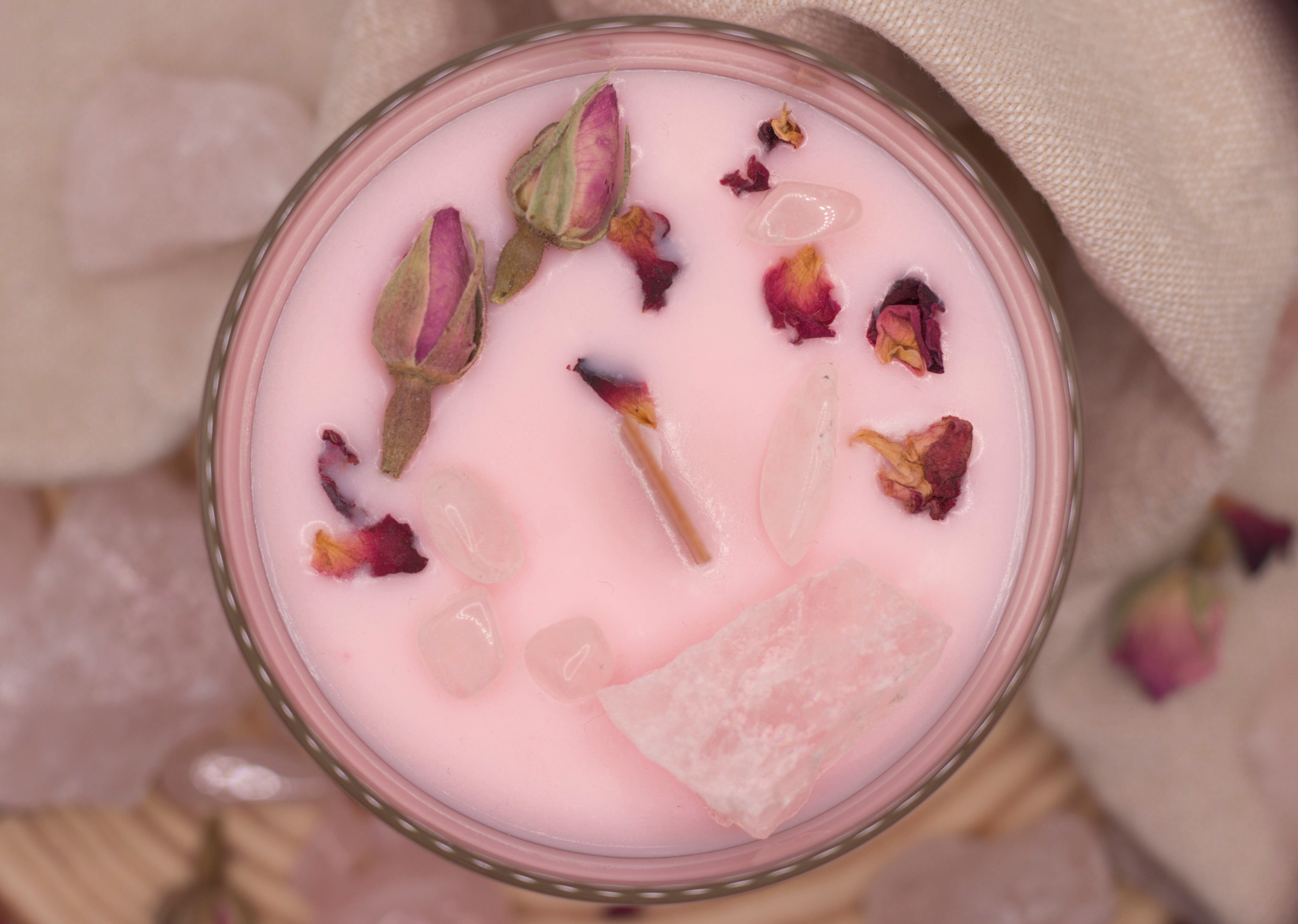 Pink Rose Garden Duftkerze – Handgefertigte Sojawachskerze mit Rosengeranie, Zedernholz und Rosenquarz